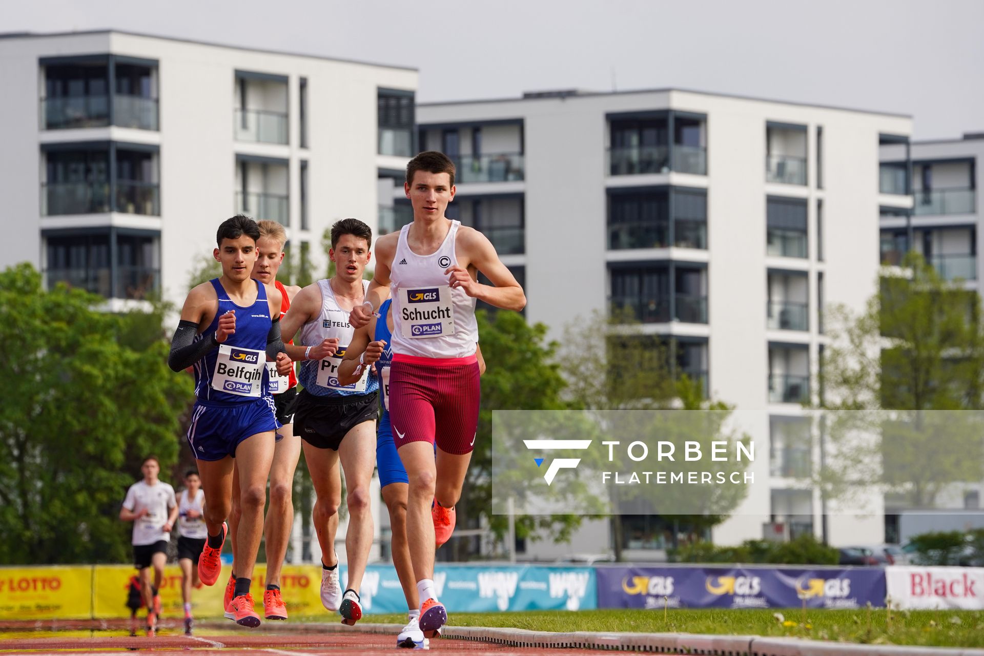 Theodor Schucht (SCC Berlin) vor Anas Belfqih (TV Waldstrasse Wiesbaden) und Tobias Prater (LG TELIS FINANZ Regensburg) am 01.05.2021 waehrend der Deutschen Meisterschaften Langstrecke im Otto-Schott-Sportzentrum in Mainz