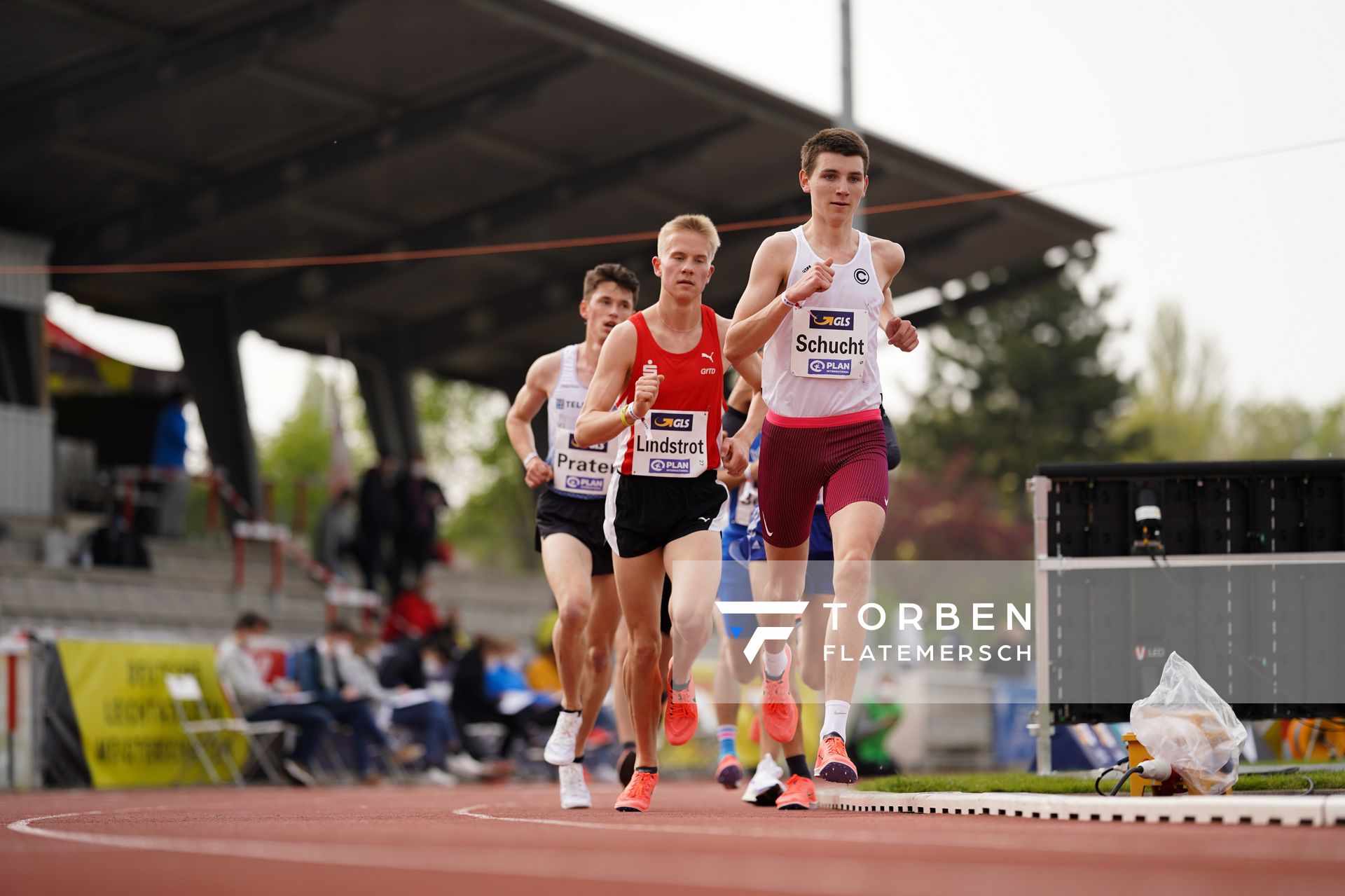 Theodor Schucht (SCC Berlin) vor Henrik Lindstrot (LG Olympia Dortmund) am 01.05.2021 waehrend der Deutschen Meisterschaften Langstrecke im Otto-Schott-Sportzentrum in Mainz