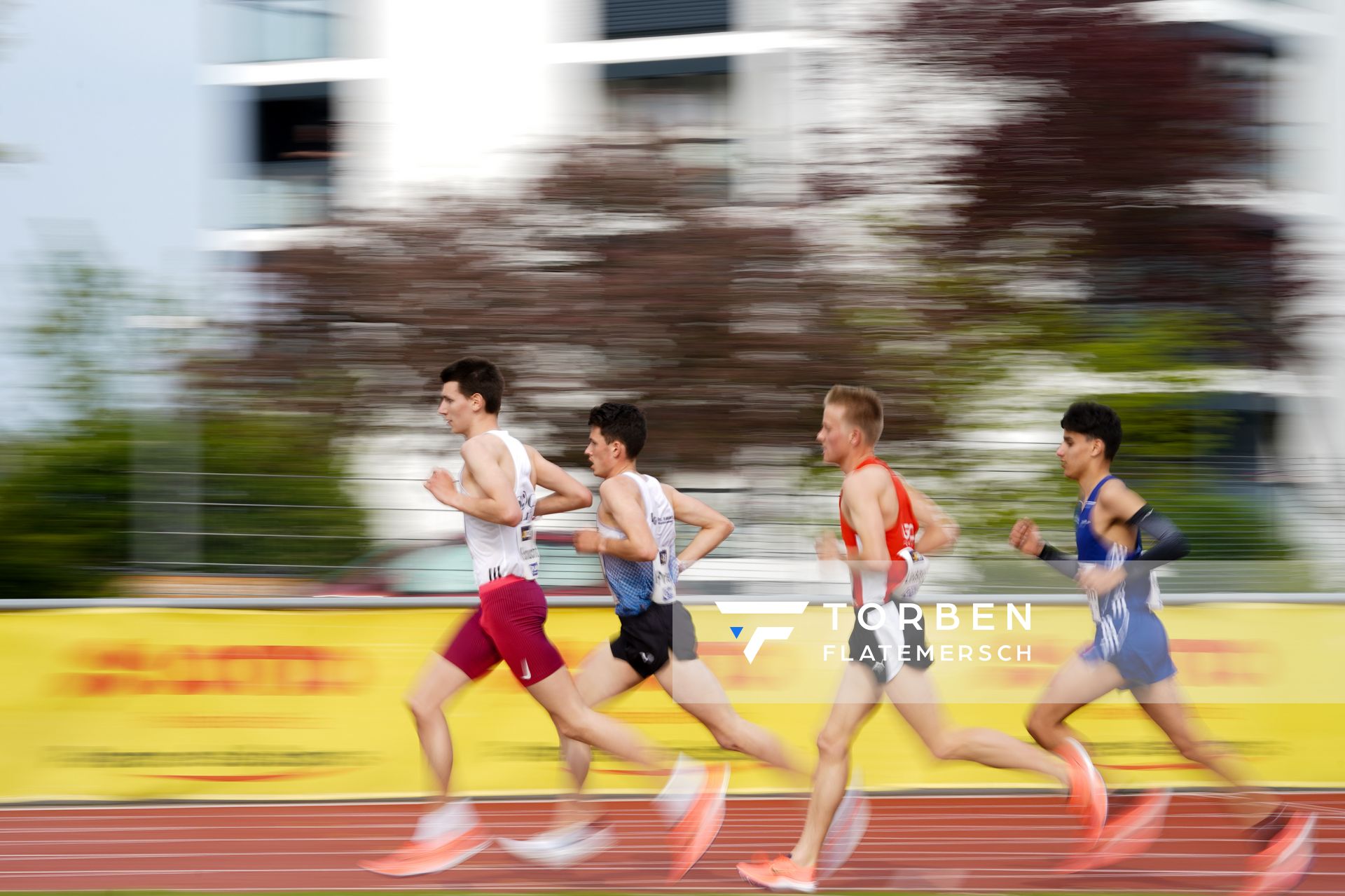 Theodor Schucht (SCC Berlin), Tobias Prater (LG TELIS FINANZ Regensburg), Henrik Lindstrot (LG Olympia Dortmund) und Anas Belfqih (TV Waldstrasse Wiesbaden) am 01.05.2021 waehrend der Deutschen Meisterschaften Langstrecke im Otto-Schott-Sportzentrum in Mainz