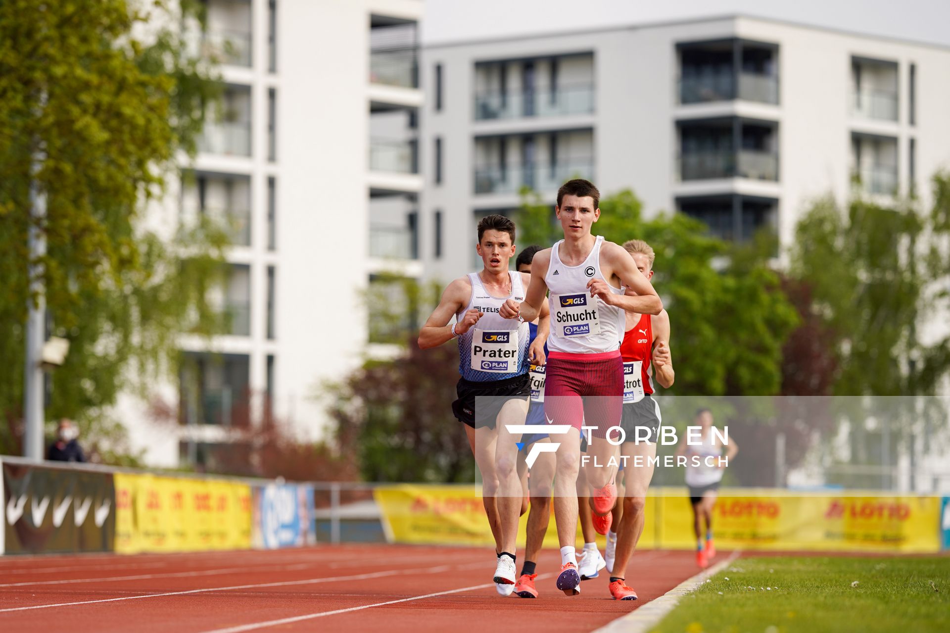 Theodor Schucht (SCC Berlin) vor Tobias Prater (LG TELIS FINANZ Regensburg) am 01.05.2021 waehrend der Deutschen Meisterschaften Langstrecke im Otto-Schott-Sportzentrum in Mainz