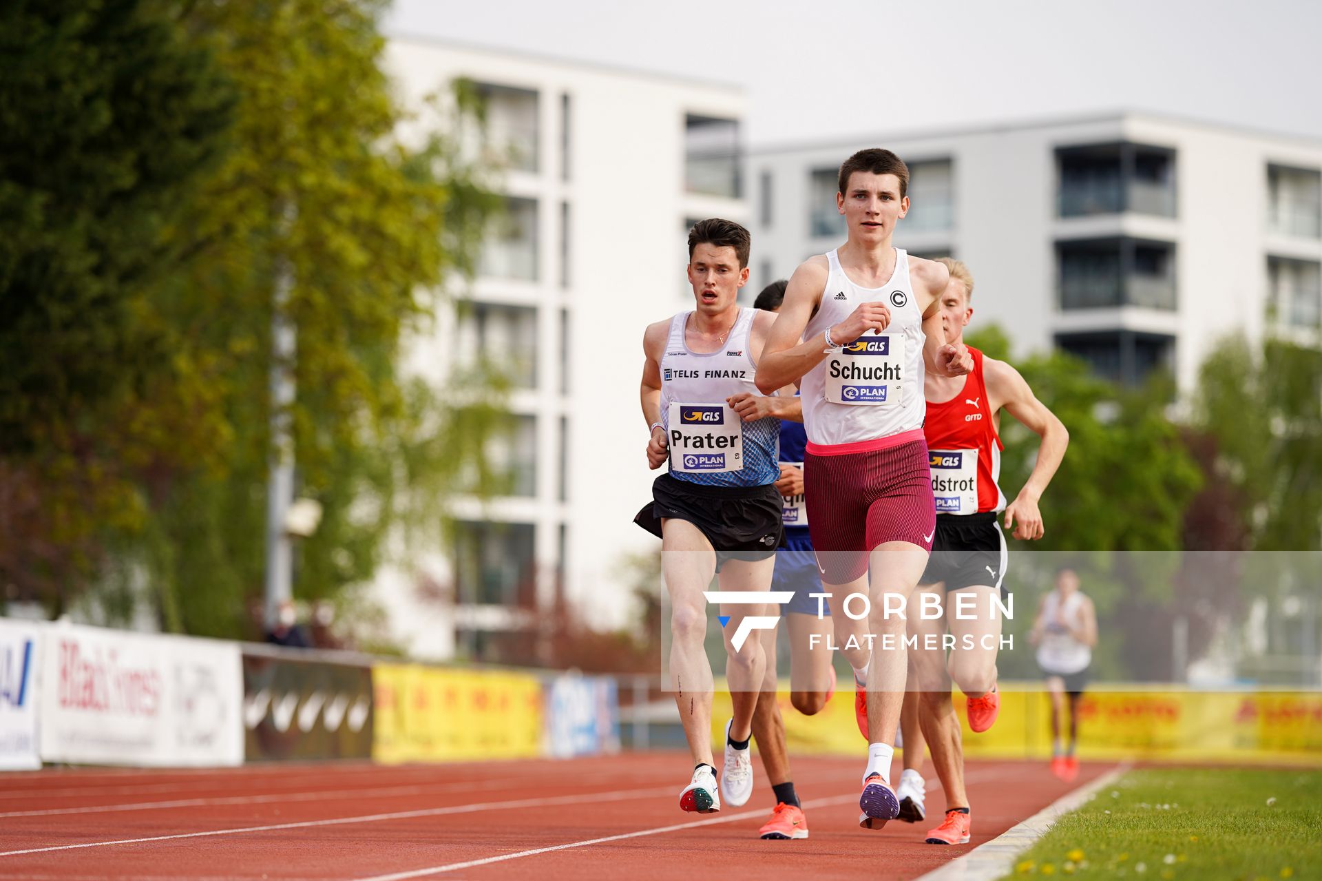 Theodor Schucht (SCC Berlin) vor Tobias Prater (LG TELIS FINANZ Regensburg) am 01.05.2021 waehrend der Deutschen Meisterschaften Langstrecke im Otto-Schott-Sportzentrum in Mainz