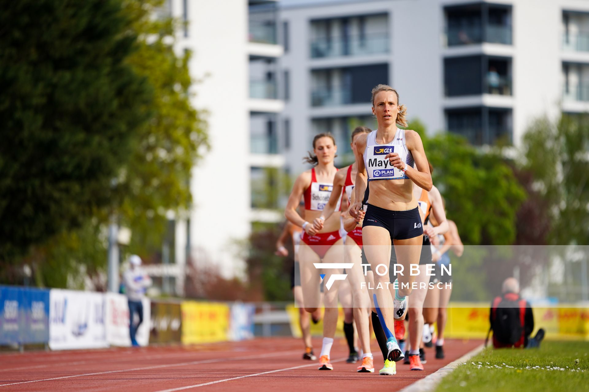 Domenika Mayer (LG TELIS FINANZ Regensburg) am 01.05.2021 waehrend der Deutschen Meisterschaften Langstrecke im Otto-Schott-Sportzentrum in Mainz