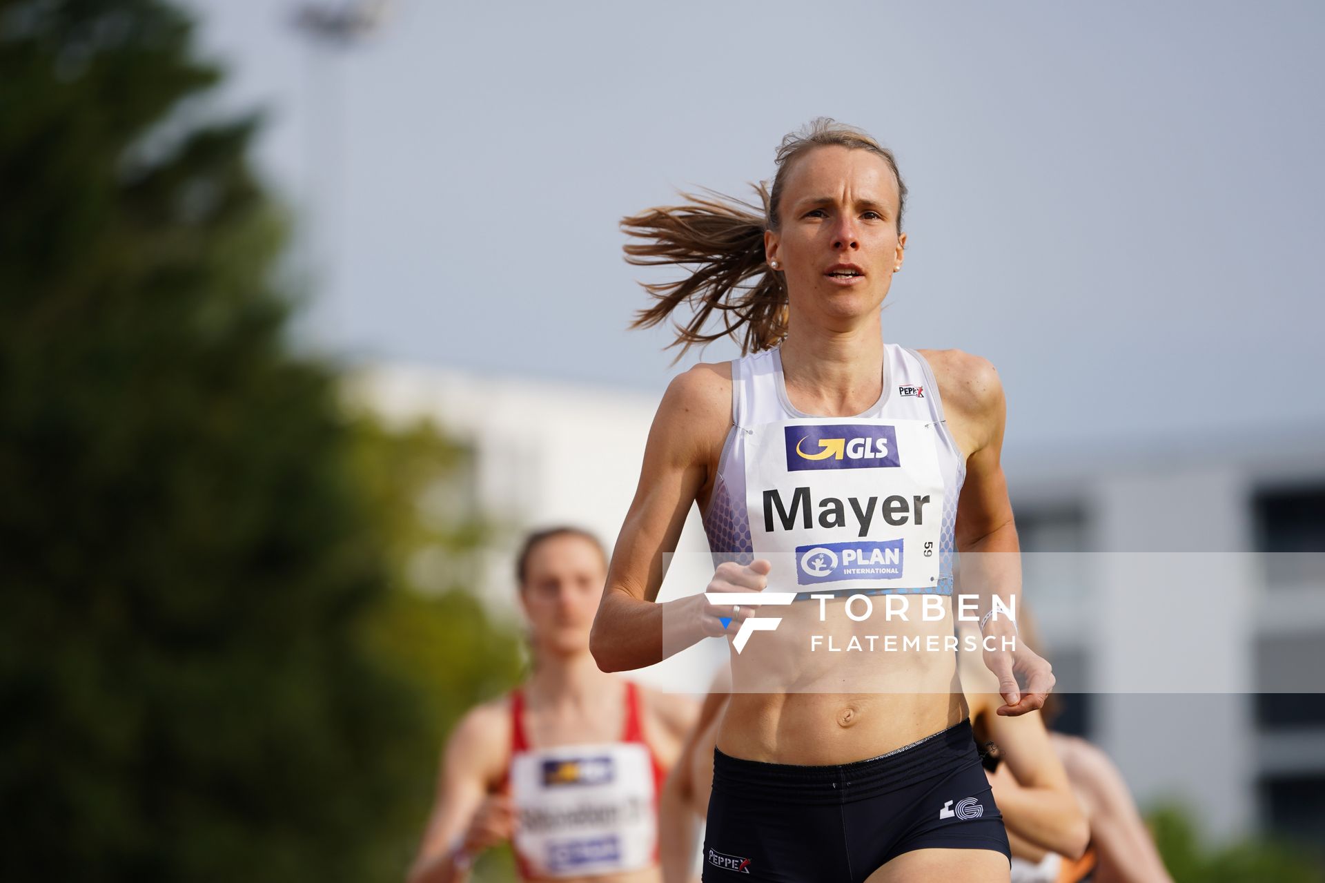 Domenika Mayer (LG TELIS FINANZ Regensburg) am 01.05.2021 waehrend der Deutschen Meisterschaften Langstrecke im Otto-Schott-Sportzentrum in Mainz