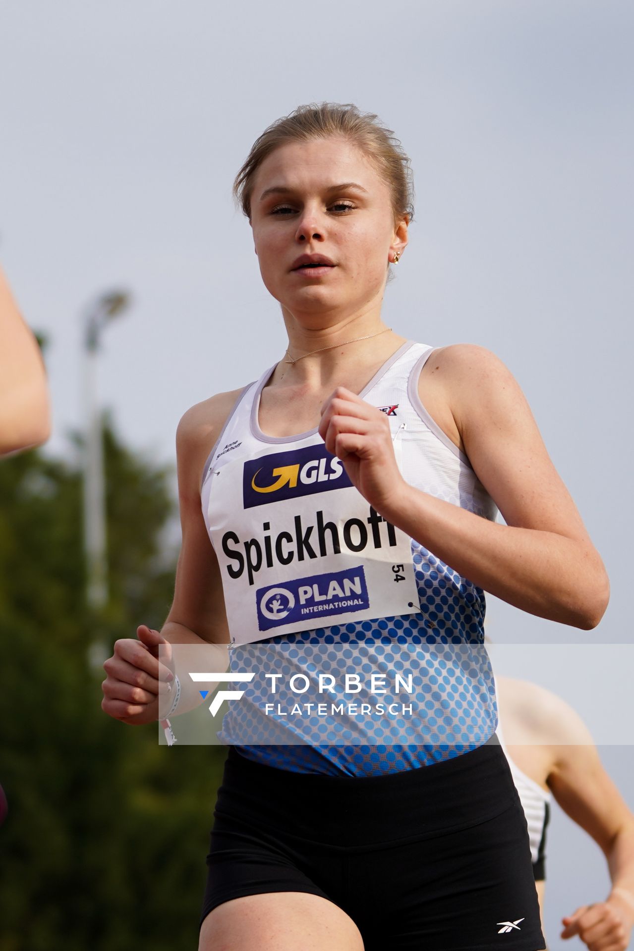 Anne Spickhoff (LG TELIS FINANZ Regensburg) am 01.05.2021 waehrend der Deutschen Meisterschaften Langstrecke im Otto-Schott-Sportzentrum in Mainz