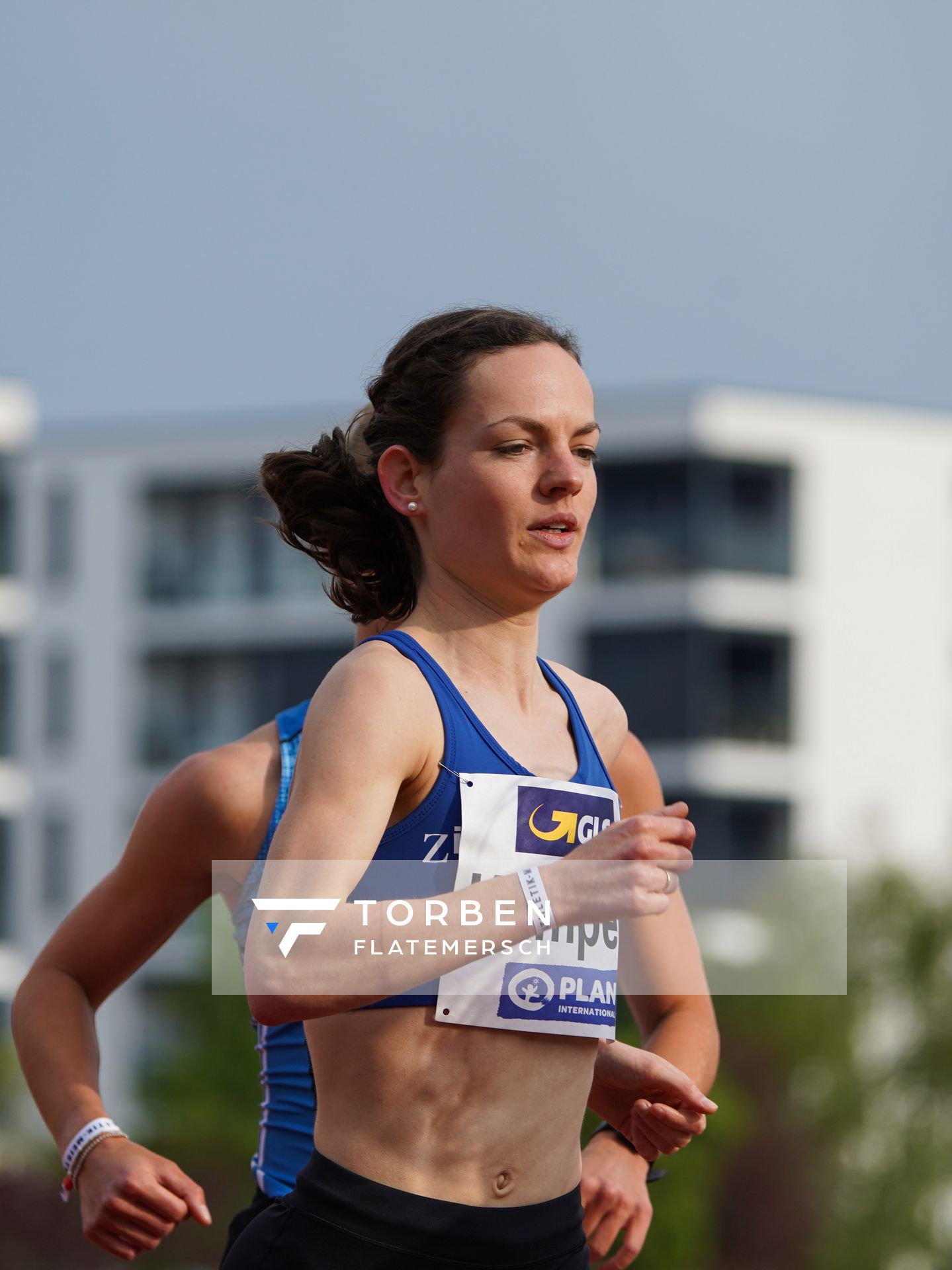 Julia Kuempers (Leichtathletikclub Kronshagen) am 01.05.2021 waehrend der Deutschen Meisterschaften Langstrecke im Otto-Schott-Sportzentrum in Mainz