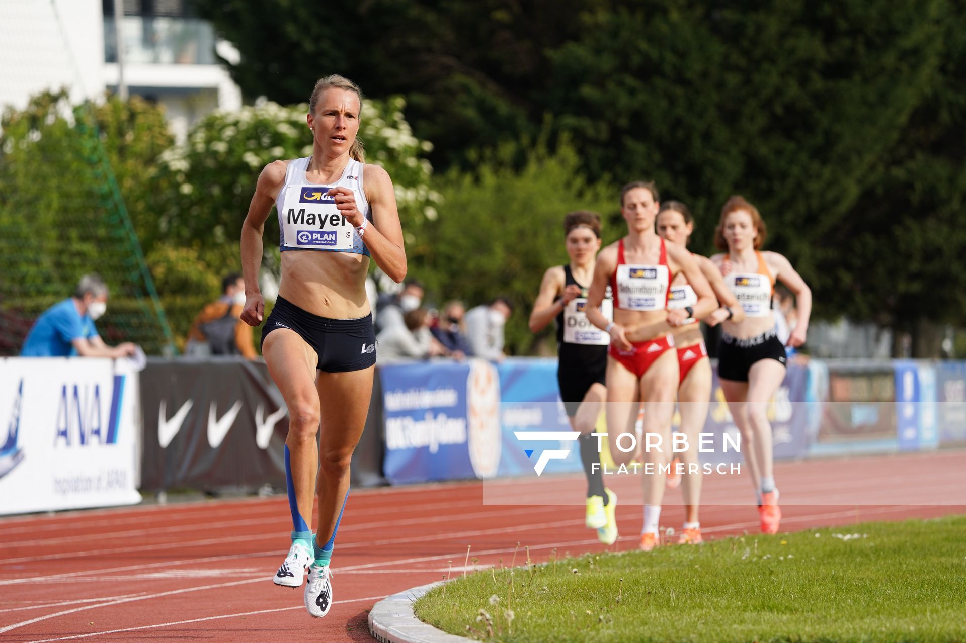 Domenika Mayer (LG TELIS FINANZ Regensburg) am 01.05.2021 waehrend der Deutschen Meisterschaften Langstrecke im Otto-Schott-Sportzentrum in Mainz