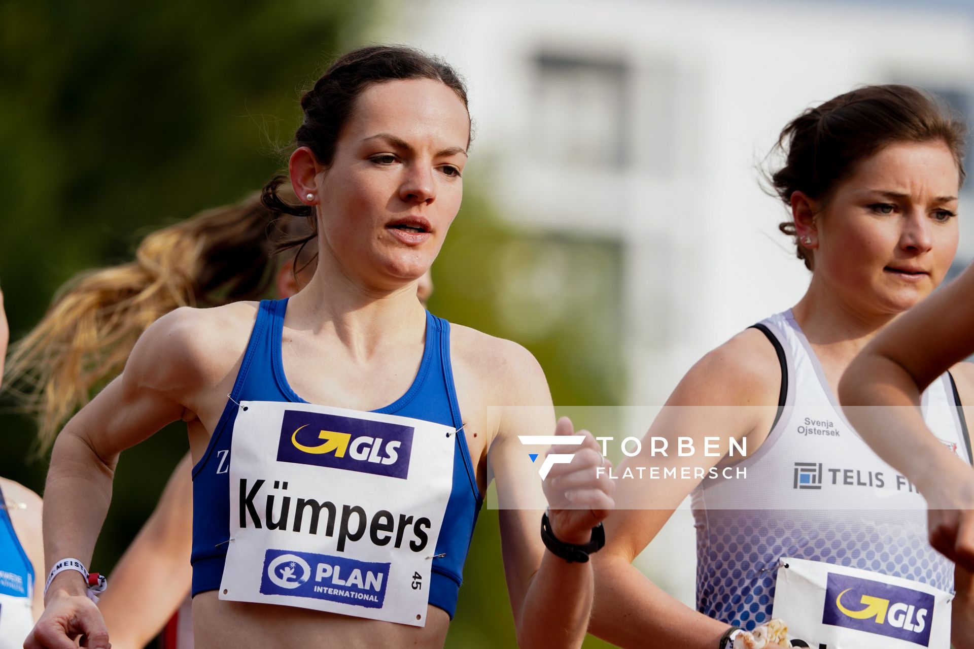 Julia Kuempers (Leichtathletikclub Kronshagen) am 01.05.2021 waehrend der Deutschen Meisterschaften Langstrecke im Otto-Schott-Sportzentrum in Mainz