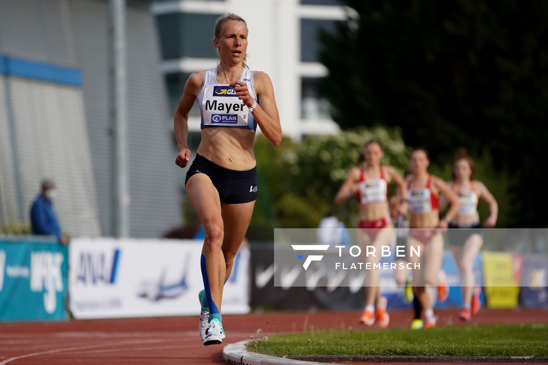 Domenika Mayer (LG TELIS FINANZ Regensburg) am 01.05.2021 waehrend der Deutschen Meisterschaften Langstrecke im Otto-Schott-Sportzentrum in Mainz