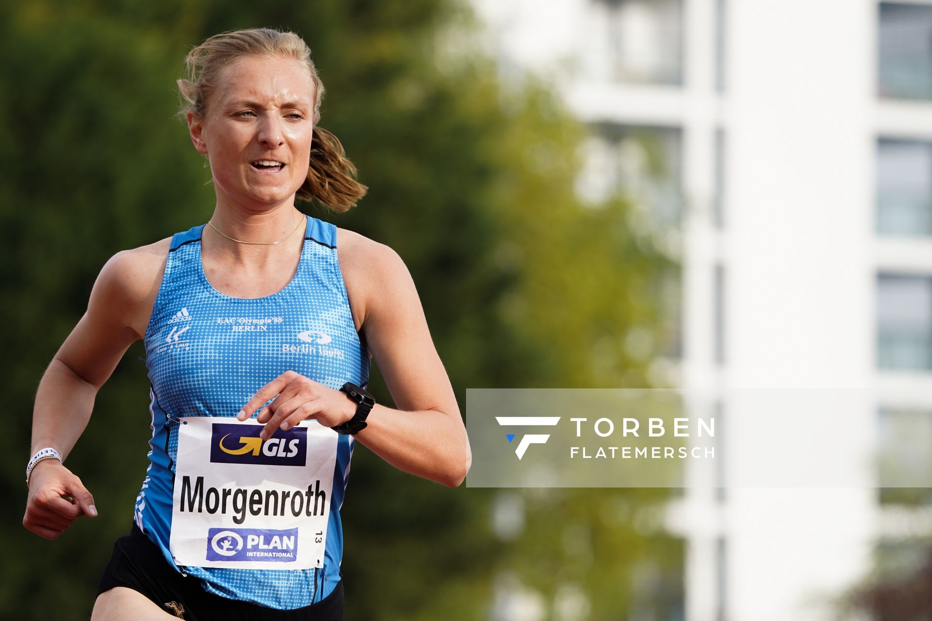 Carla Morgenroth (LAC Olympia 88 Berlin) am 01.05.2021 waehrend der Deutschen Meisterschaften Langstrecke im Otto-Schott-Sportzentrum in Mainz