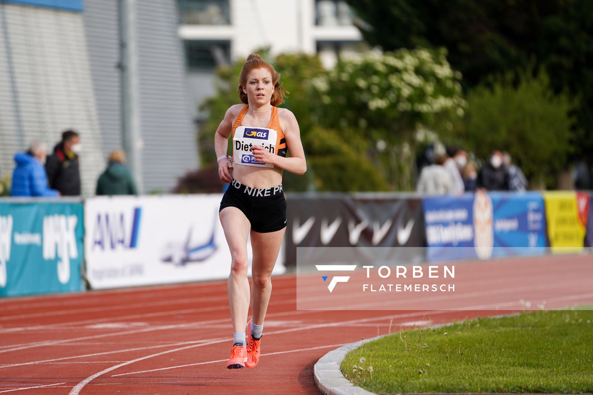 Eva Dieterich (Laufteam Kassel) am 01.05.2021 waehrend der Deutschen Meisterschaften Langstrecke im Otto-Schott-Sportzentrum in Mainz