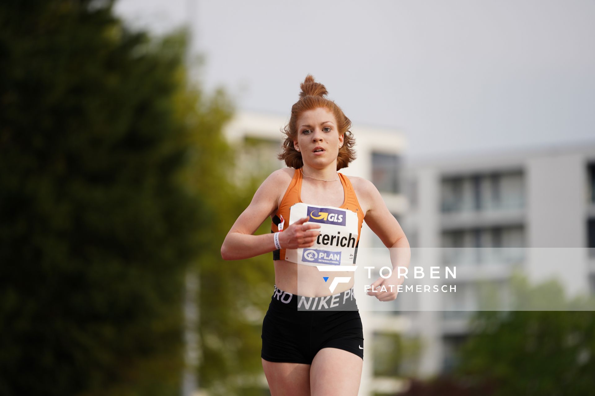 Eva Dieterich (Laufteam Kassel) am 01.05.2021 waehrend der Deutschen Meisterschaften Langstrecke im Otto-Schott-Sportzentrum in Mainz