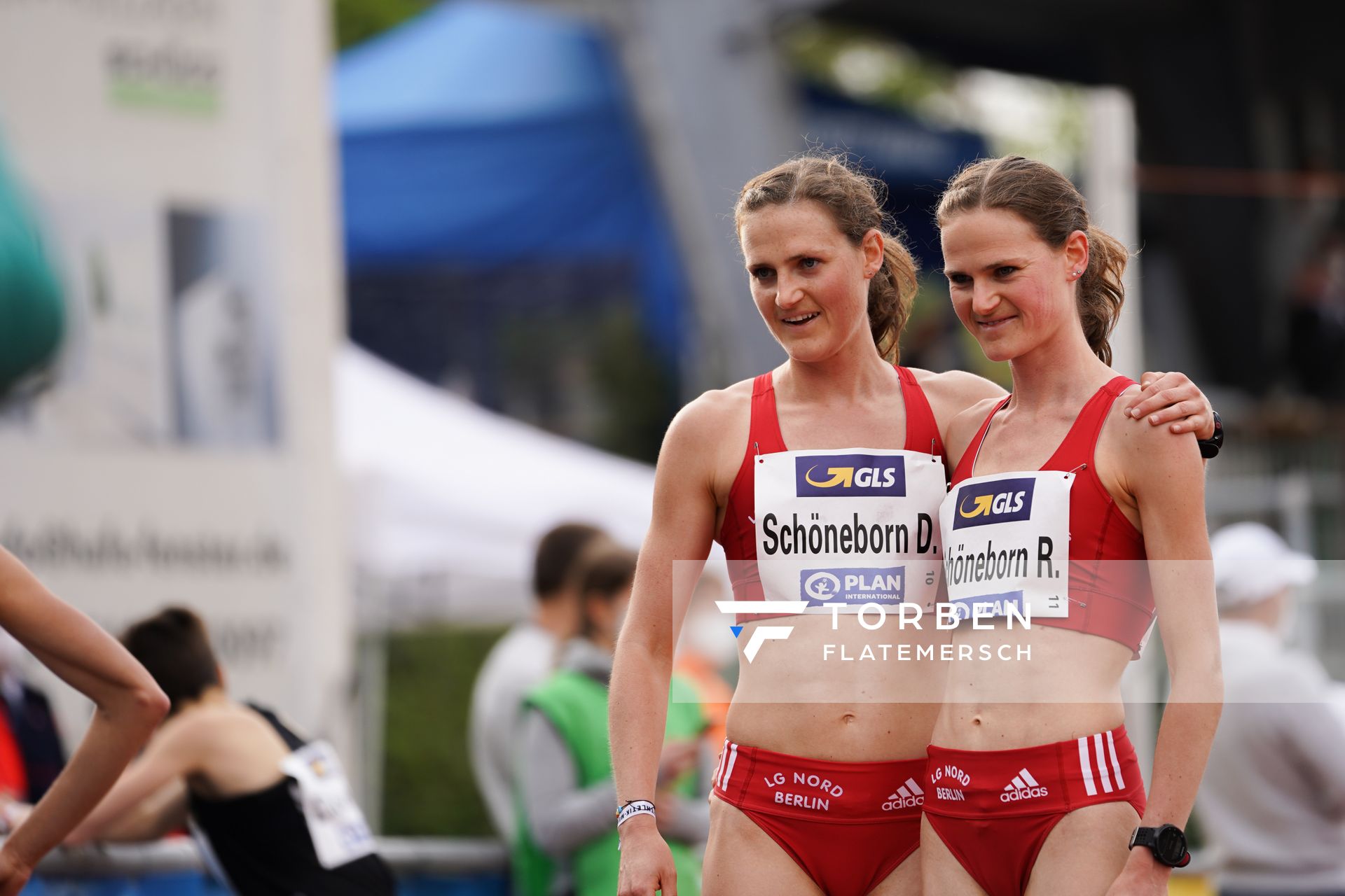 Deborah Schoeneborn (LG Nord Berlin) und Rabea Schoeneborn (LG Nord Berlin) im Ziel am 01.05.2021 waehrend der Deutschen Meisterschaften Langstrecke im Otto-Schott-Sportzentrum in Mainz