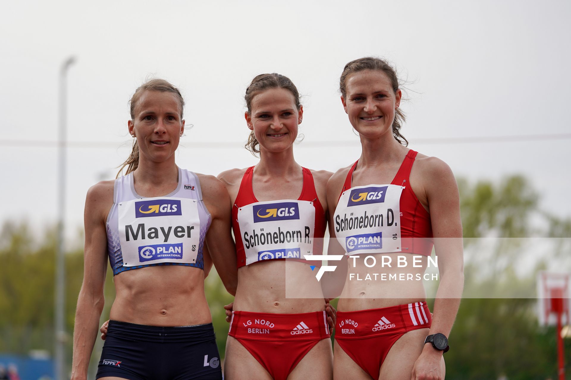 Domenika Mayer (LG TELIS FINANZ Regensburg), Rabea Schoeneborn (LG Nord Berlin) und Deborah Schoeneborn (LG Nord Berlin) am 01.05.2021 waehrend der Deutschen Meisterschaften Langstrecke im Otto-Schott-Sportzentrum in Mainz