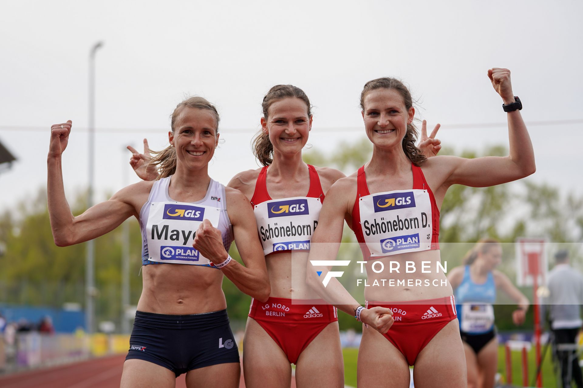 Domenika Mayer (LG TELIS FINANZ Regensburg), Rabea Schoeneborn (LG Nord Berlin) und Deborah Schoeneborn (LG Nord Berlin) am 01.05.2021 waehrend der Deutschen Meisterschaften Langstrecke im Otto-Schott-Sportzentrum in Mainz