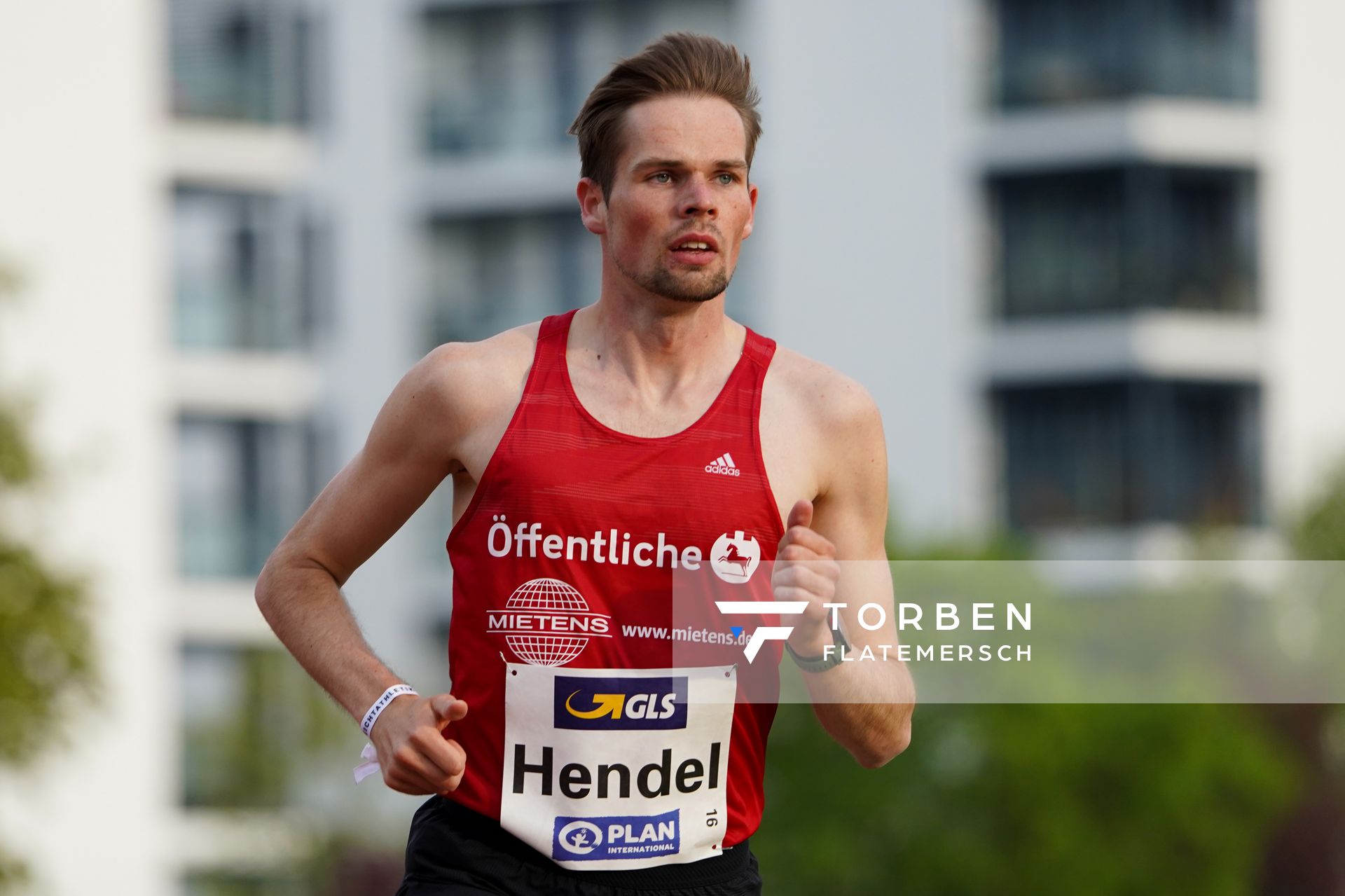 Sebastian Hendel (LG Braunschweig) am 01.05.2021 waehrend der Deutschen Meisterschaften Langstrecke im Otto-Schott-Sportzentrum in Mainz