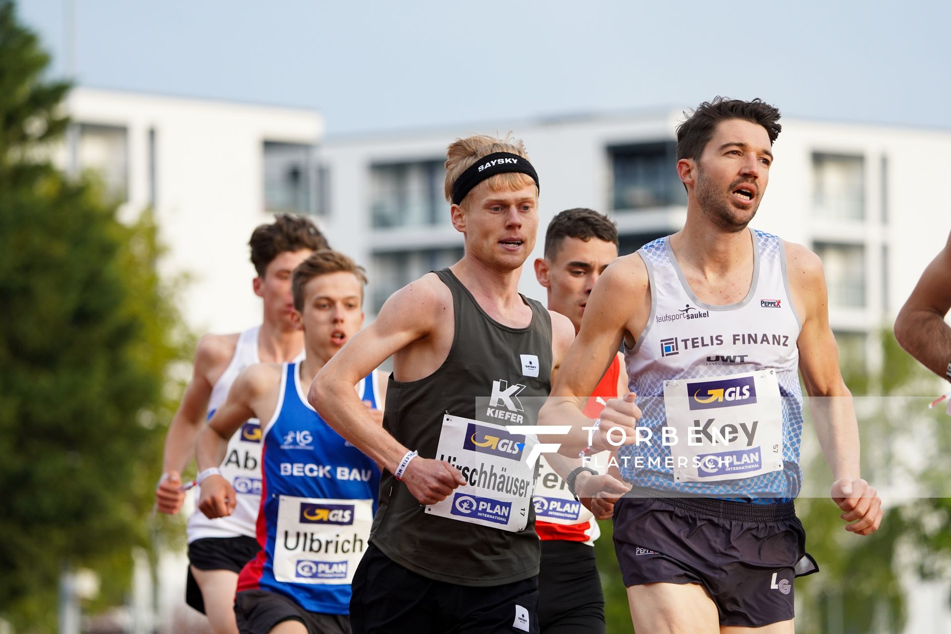Kevin Key (LG TELIS FINANZ Regensburg) vor Alexander Hirschhaeuser (ASC 1990 Breidenbach) am 01.05.2021 waehrend der Deutschen Meisterschaften Langstrecke im Otto-Schott-Sportzentrum in Mainz