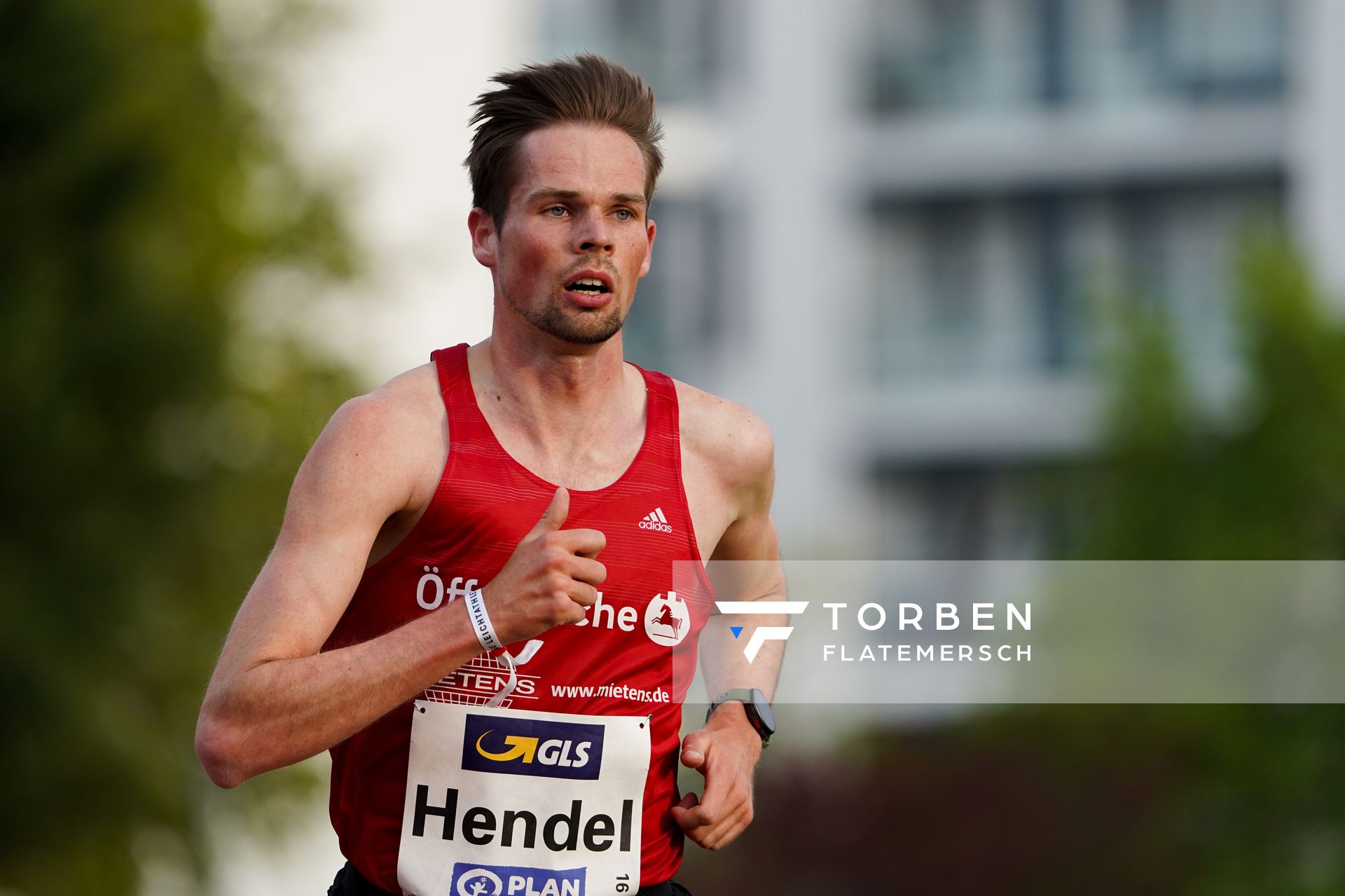 Sebastian Hendel (LG Braunschweig) am 01.05.2021 waehrend der Deutschen Meisterschaften Langstrecke im Otto-Schott-Sportzentrum in Mainz