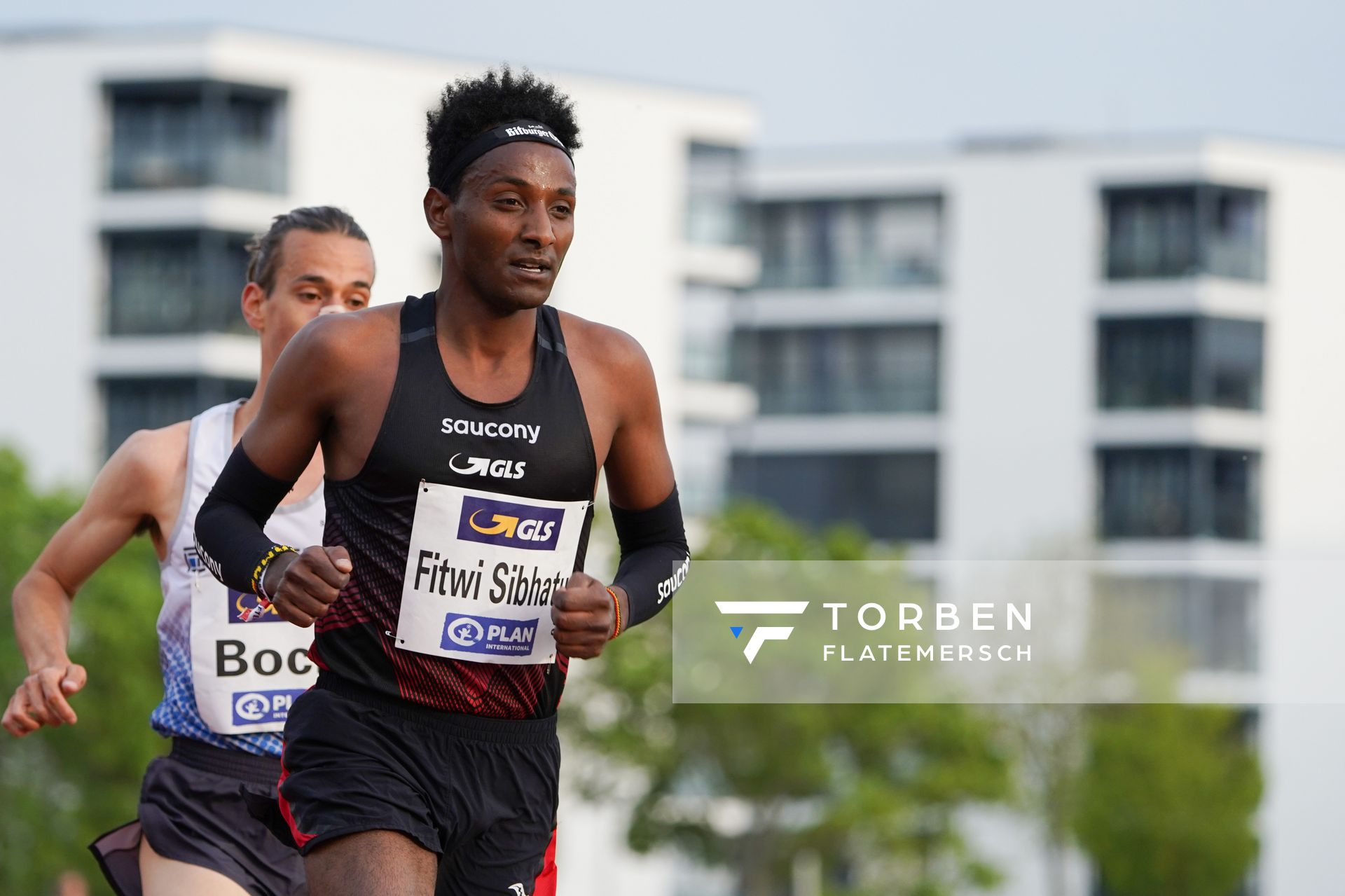 Samuel Fitwi Sibhatu (LG Vulkaneifel) am 01.05.2021 waehrend der Deutschen Meisterschaften Langstrecke im Otto-Schott-Sportzentrum in Mainz