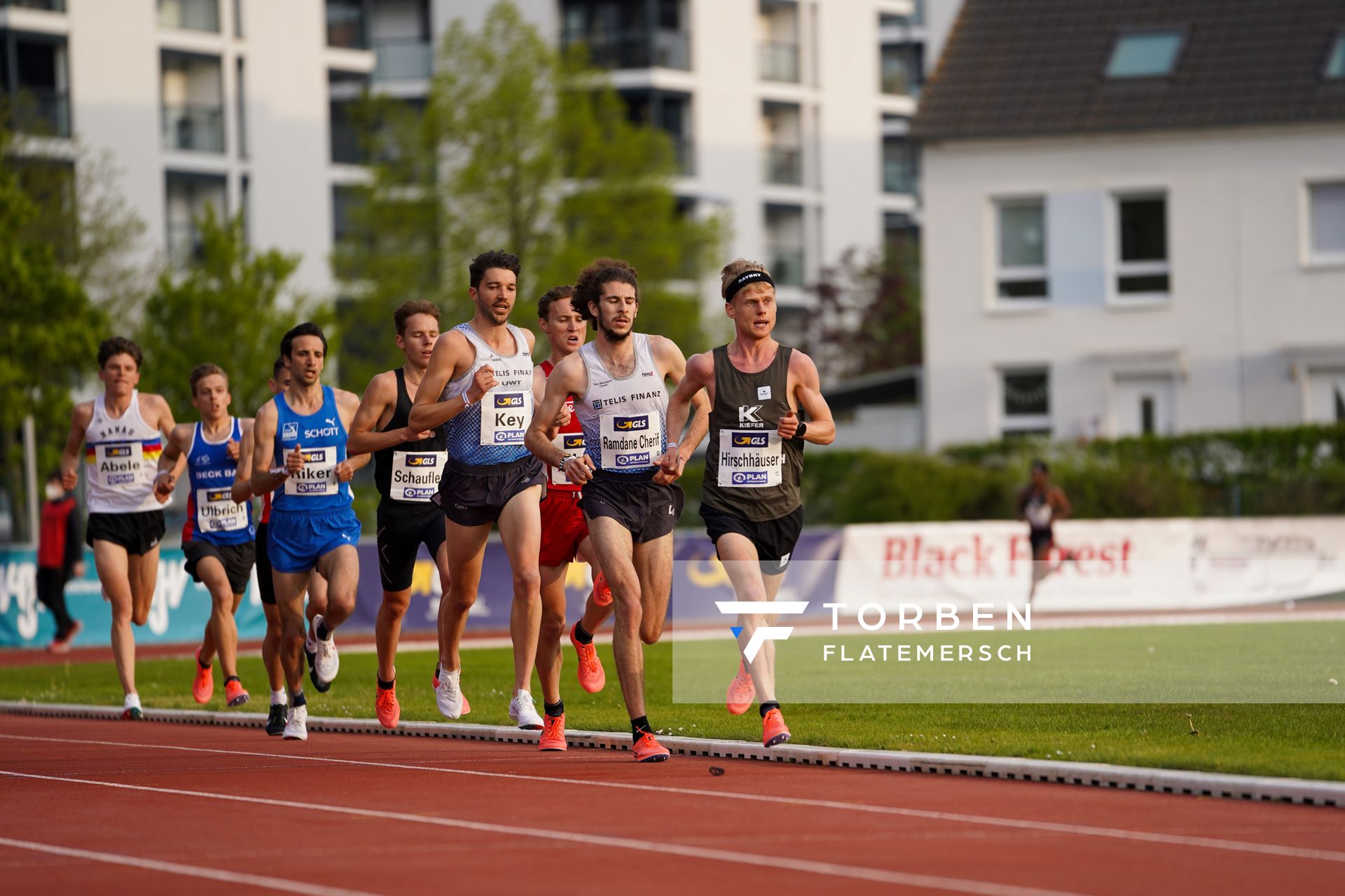 Alexander Hirschhaeuser (ASC 1990 Breidenbach) vor Tim Ramdane Cherif (LG TELIS FINANZ Regensburg) und Kevin Key (LG TELIS FINANZ Regensburg) am 01.05.2021 waehrend der Deutschen Meisterschaften Langstrecke im Otto-Schott-Sportzentrum in Mainz