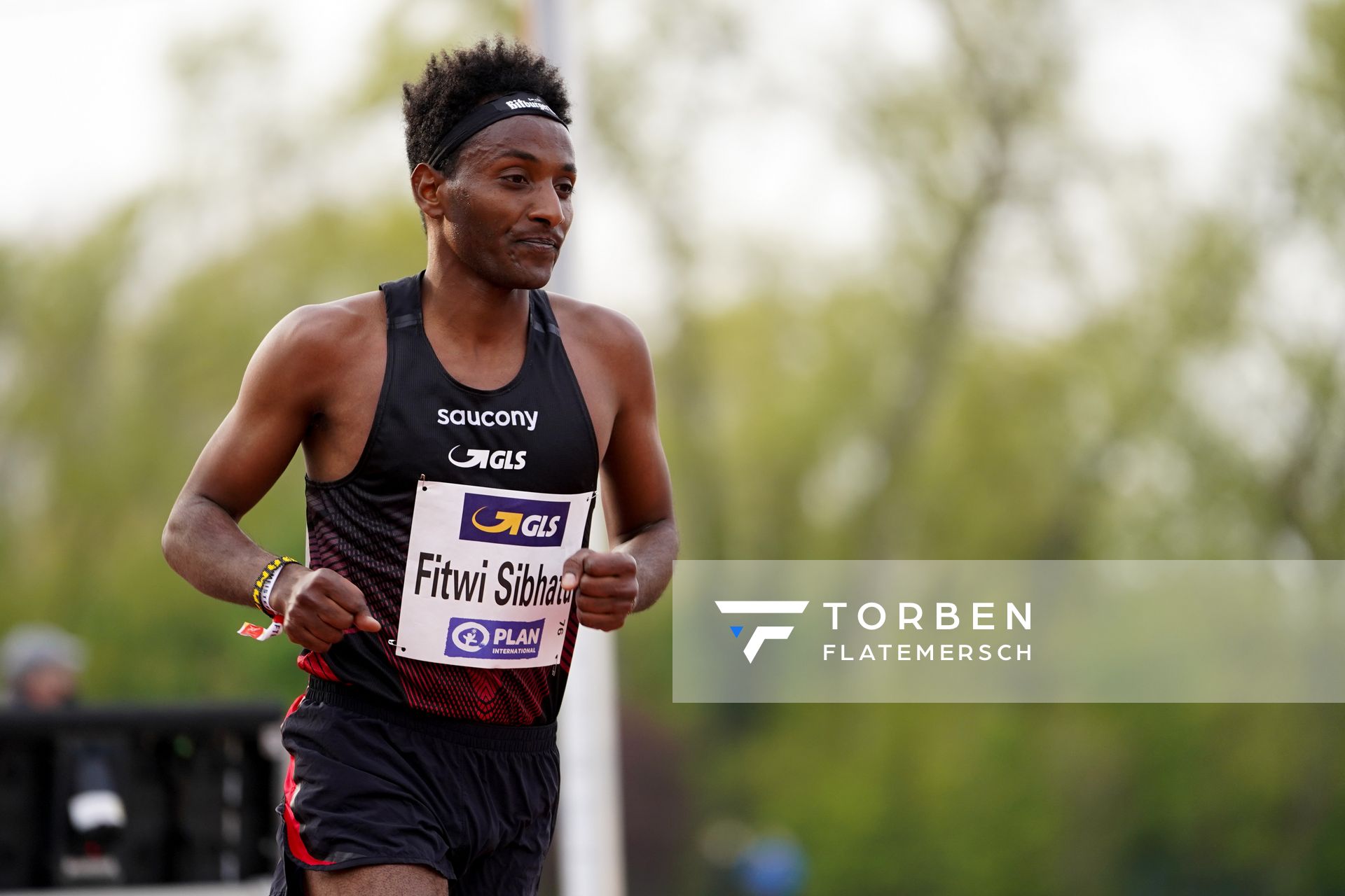 Samuel Fitwi Sibhatu (LG Vulkaneifel) am 01.05.2021 waehrend der Deutschen Meisterschaften Langstrecke im Otto-Schott-Sportzentrum in Mainz