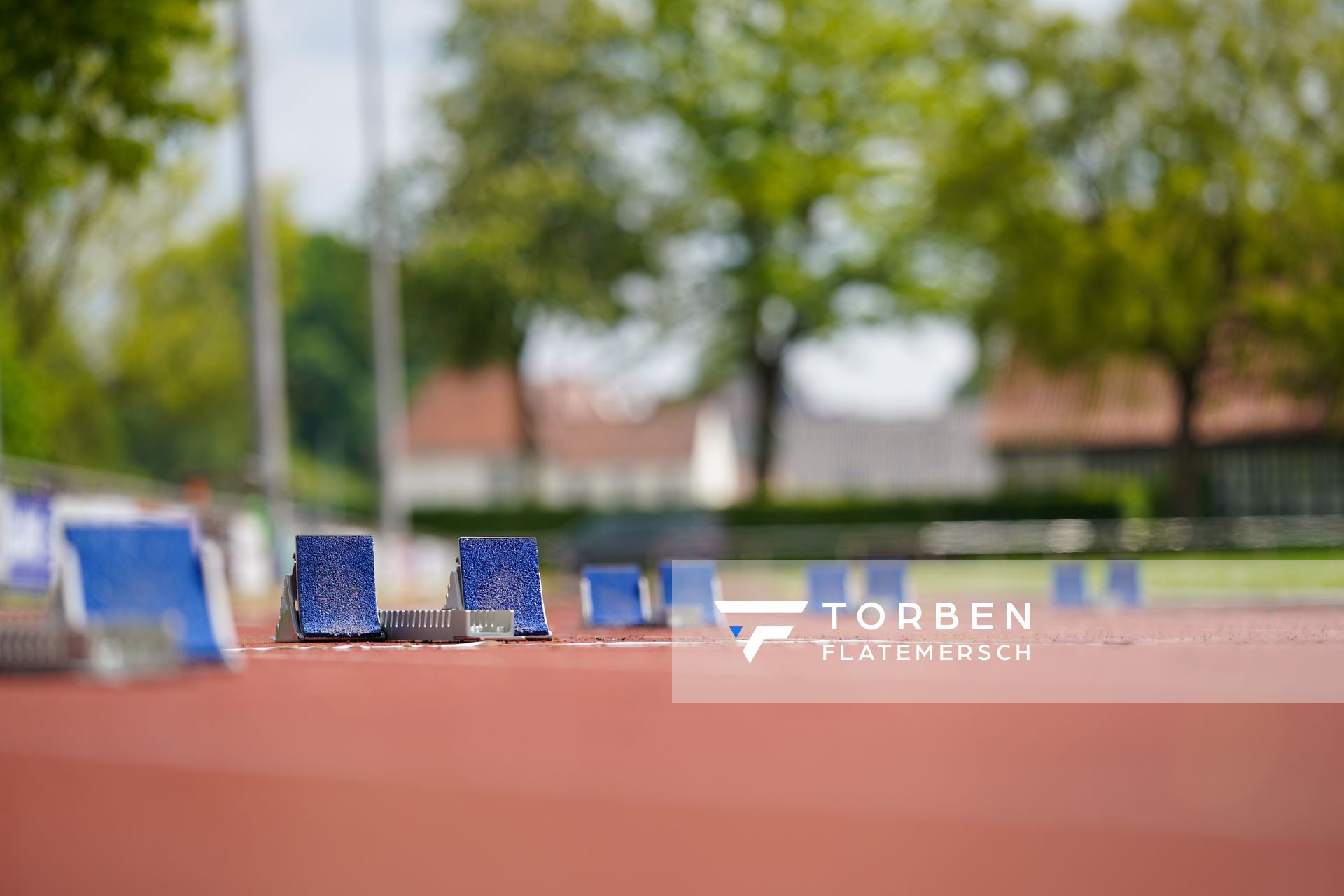 Impressionen: Blaue Startbloecke auf roter Bahn am 29.05.2021 waehrend des Frank Ruediger Sportfestes auf dem Carl-Starcke-Platz in Melle