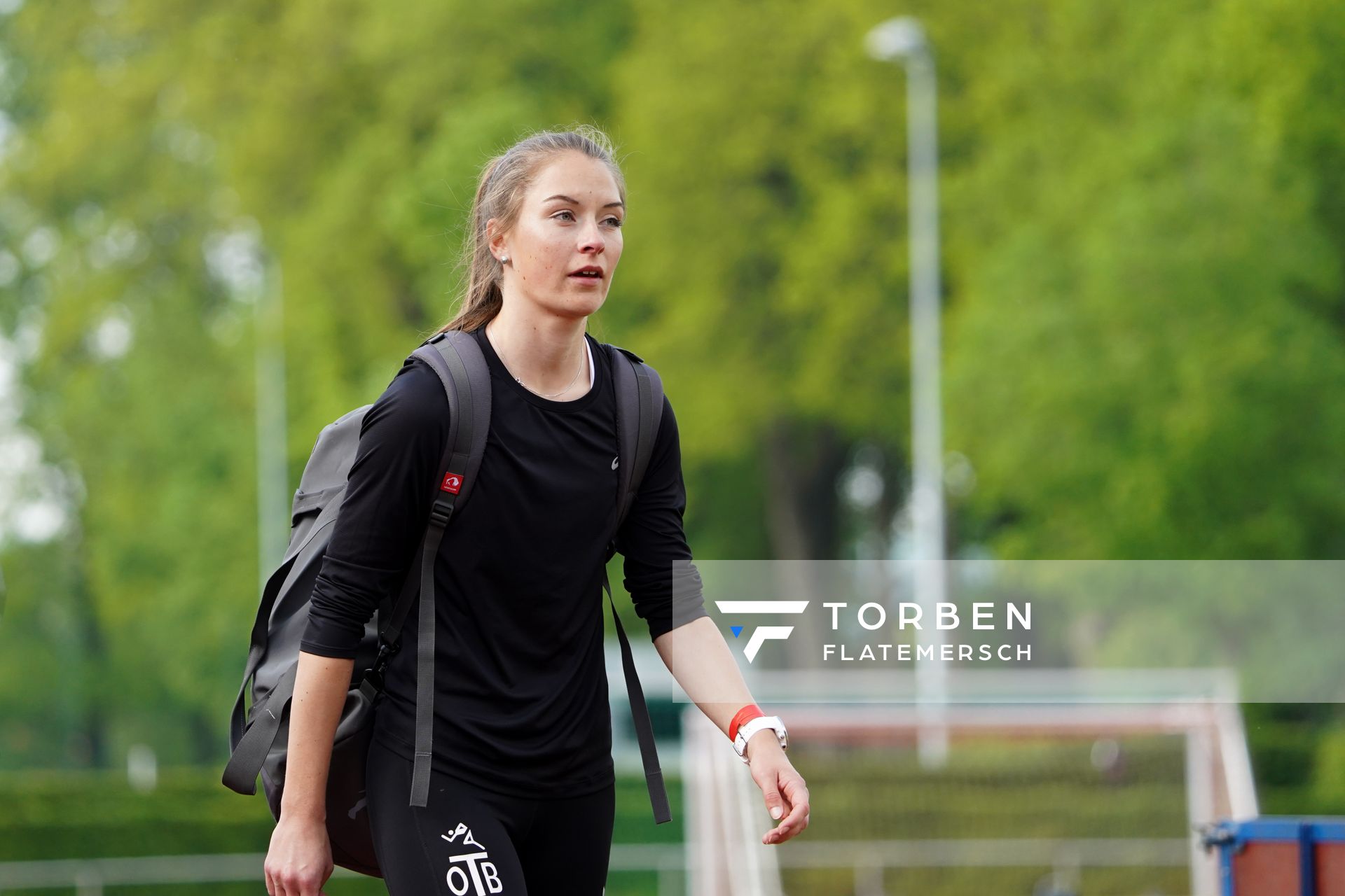 Carolin Bothe (OTB Osnabrueck) auf dem Weg zum 800m Start am 29.05.2021 waehrend des Frank Ruediger Sportfestes auf dem Carl-Starcke-Platz in Melle