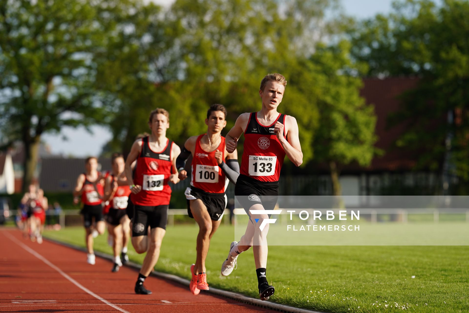 Linus Vennemann (LG Osnabrueck) fuehrt das Feld an ueber 1500m am 29.05.2021 waehrend des Frank Ruediger Sportfestes auf dem Carl-Starcke-Platz in Melle