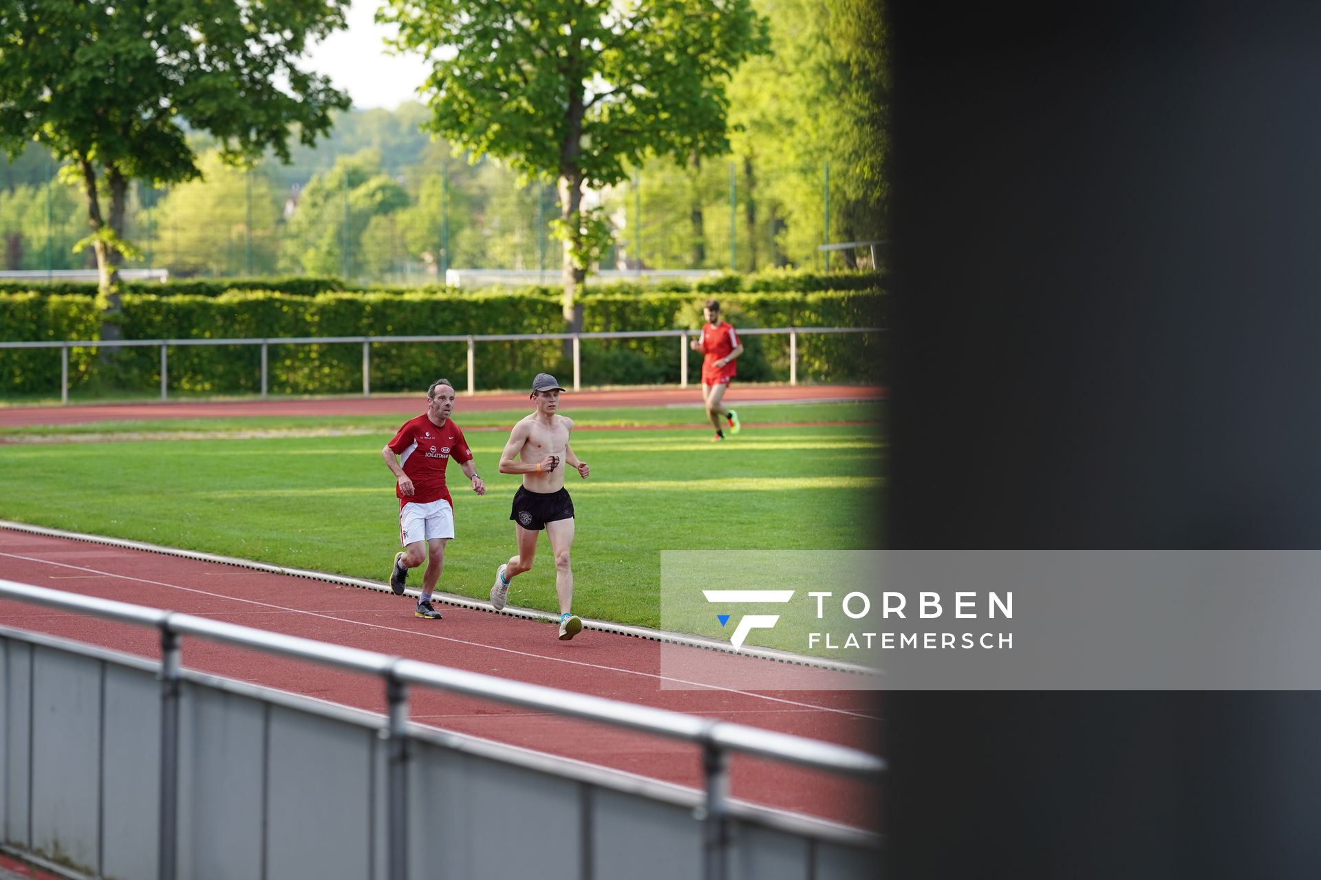 Nils Huhtakangas (LG Osnabrueck) macht Tempo fuer Ingo Assmann am 29.05.2021 waehrend des Frank Ruediger Sportfestes auf dem Carl-Starcke-Platz in Melle