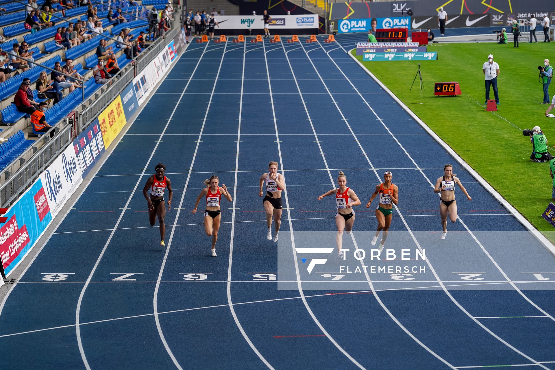 100m Vorlauf mit Yasmin Kwadwo (LC Paderborn), Jennifer Montag (TSV Bayer 04 Leverkusen), Talea Prepens (TV Cloppenburg), Sophia Junk (LG Rhein-Wied), Tatjana Pinto (LC Paderborn), Marina Scherzl (LG Kreis Dachau) am 05.06.2021 waehrend den deutschen Leichtathletik-Meisterschaften 2021 im Eintracht-Stadion in Braunschweig