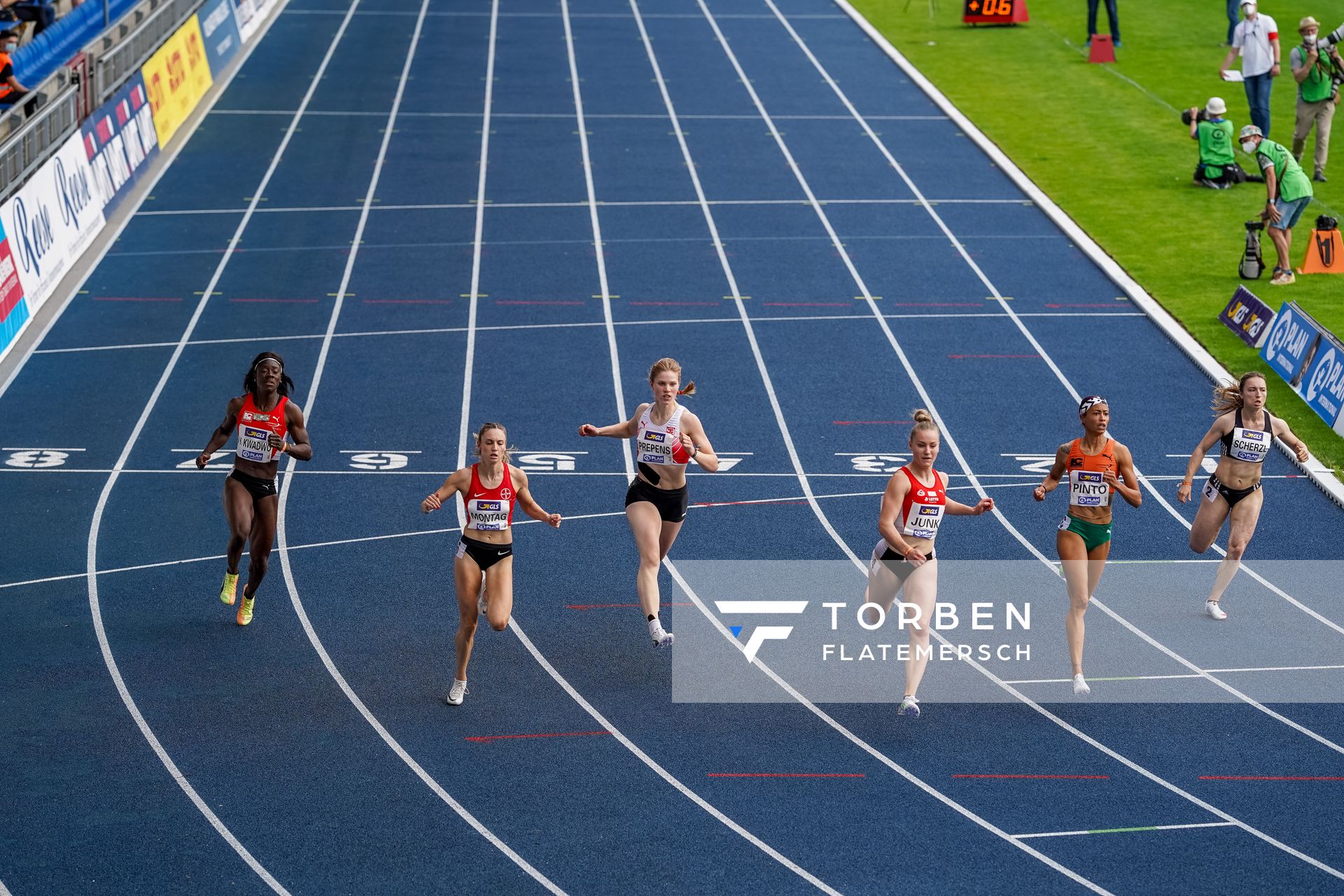 100m Vorlauf mit Yasmin Kwadwo (LC Paderborn), Jennifer Montag (TSV Bayer 04 Leverkusen), Talea Prepens (TV Cloppenburg), Sophia Junk (LG Rhein-Wied), Tatjana Pinto (LC Paderborn), Marina Scherzl (LG Kreis Dachau) am 05.06.2021 waehrend den deutschen Leichtathletik-Meisterschaften 2021 im Eintracht-Stadion in Braunschweig