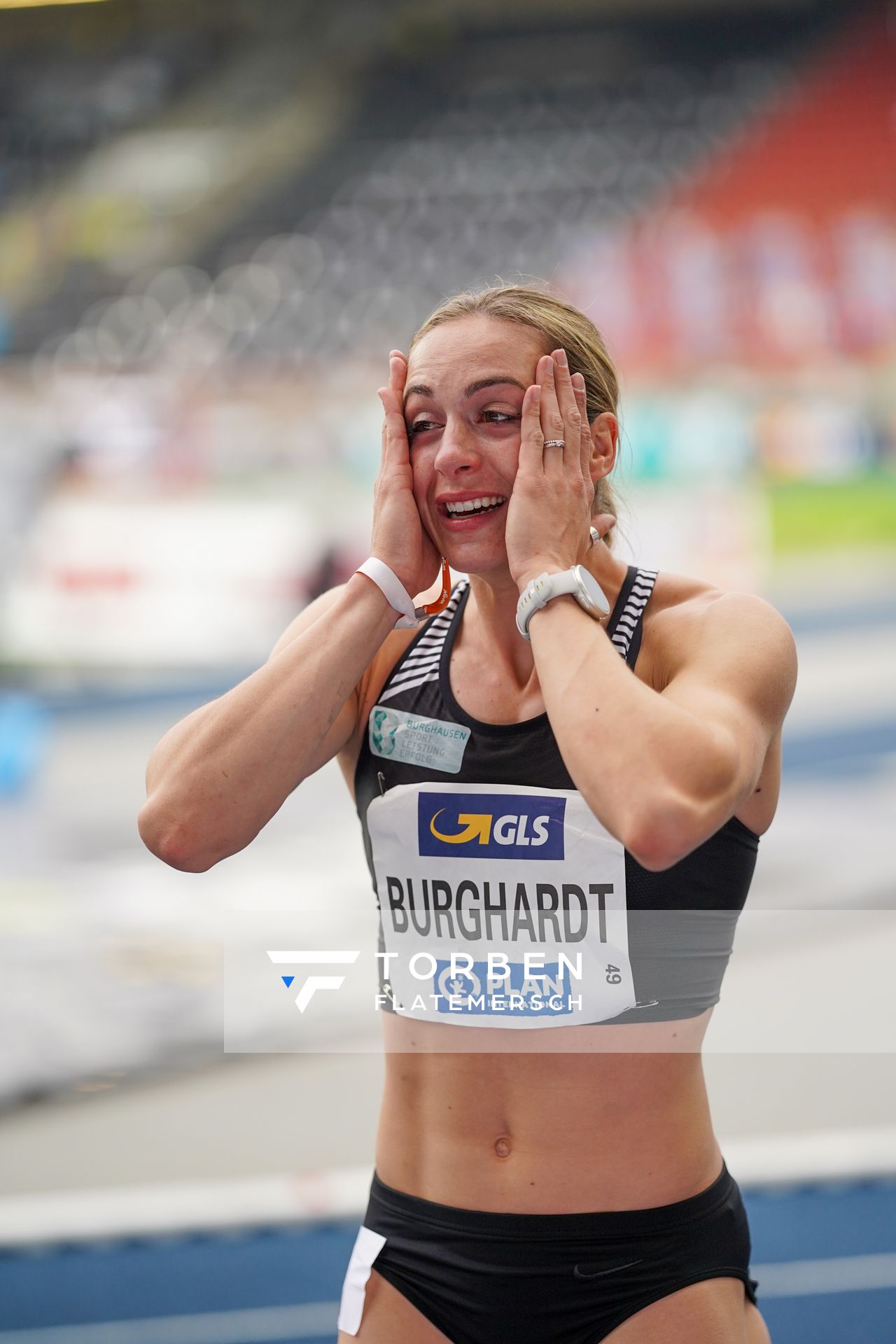 Alexandra Burghardt (LG Gendorf Wacker Burghausen) freut sich ueber ihren Titel und die Olympianorm am 05.06.2021 waehrend den deutschen Leichtathletik-Meisterschaften 2021 im Eintracht-Stadion in Braunschweig
