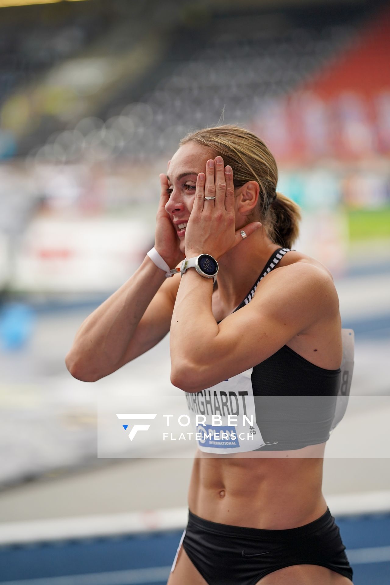 Alexandra Burghardt (LG Gendorf Wacker Burghausen) freut sich ueber ihren Titel und die Olympianorm am 05.06.2021 waehrend den deutschen Leichtathletik-Meisterschaften 2021 im Eintracht-Stadion in Braunschweig