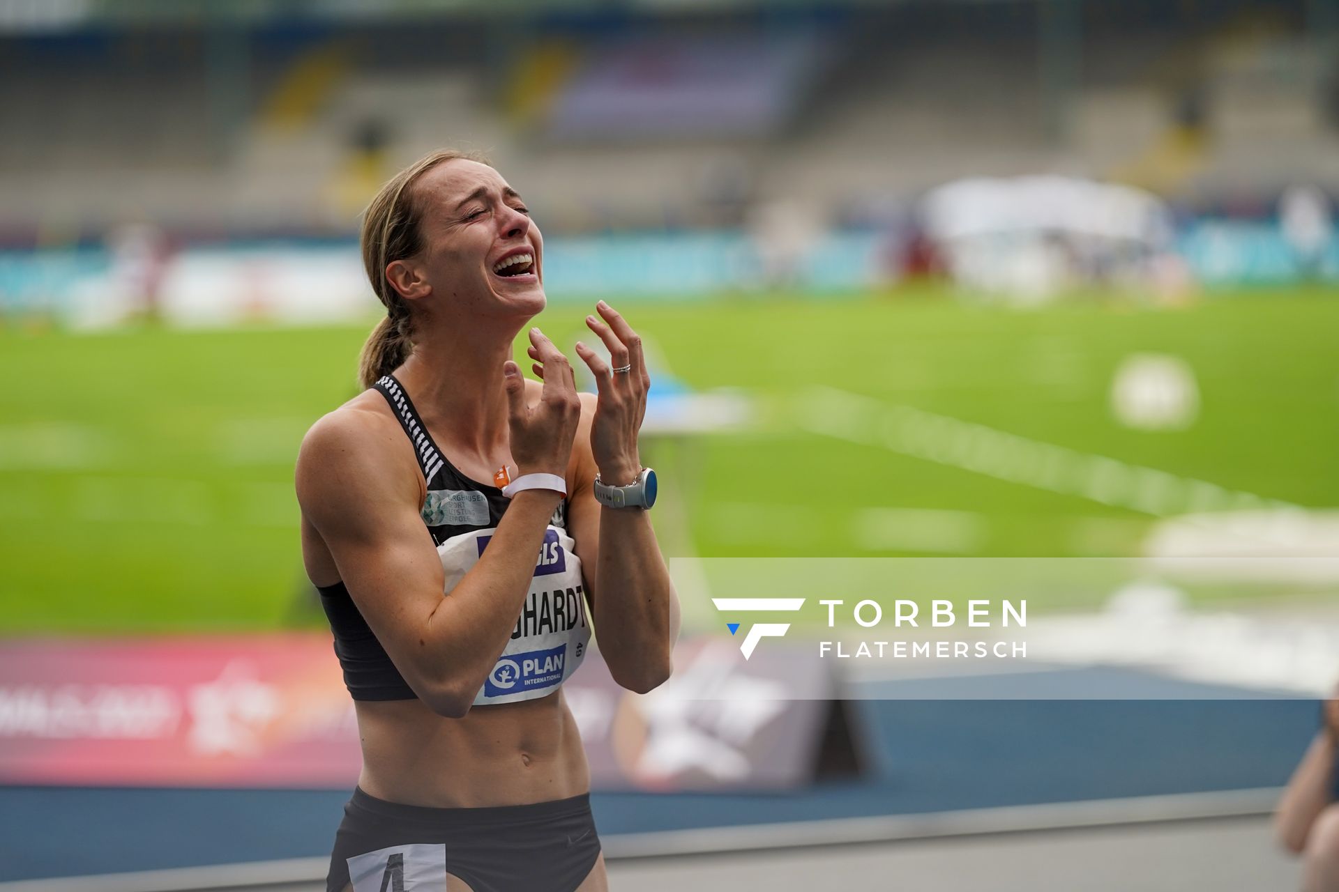 Alexandra Burghardt (LG Gendorf Wacker Burghausen) freut sich ueber ihren Titel und die Olympianorm am 05.06.2021 waehrend den deutschen Leichtathletik-Meisterschaften 2021 im Eintracht-Stadion in Braunschweig