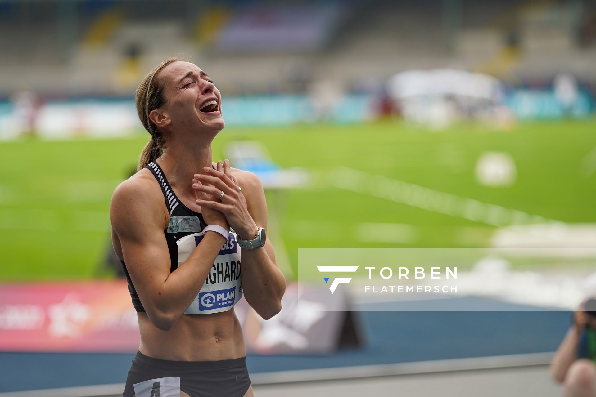 Alexandra Burghardt (LG Gendorf Wacker Burghausen) freut sich ueber ihren Titel und die Olympianorm am 05.06.2021 waehrend den deutschen Leichtathletik-Meisterschaften 2021 im Eintracht-Stadion in Braunschweig