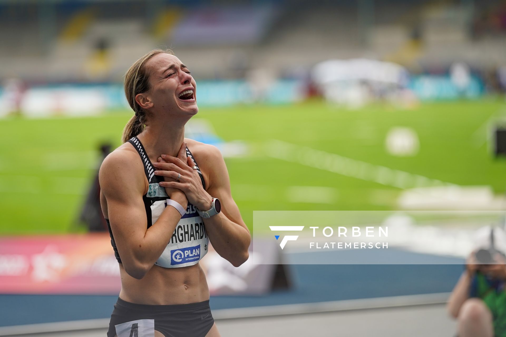 Alexandra Burghardt (LG Gendorf Wacker Burghausen) freut sich ueber ihren Titel und die Olympianorm am 05.06.2021 waehrend den deutschen Leichtathletik-Meisterschaften 2021 im Eintracht-Stadion in Braunschweig