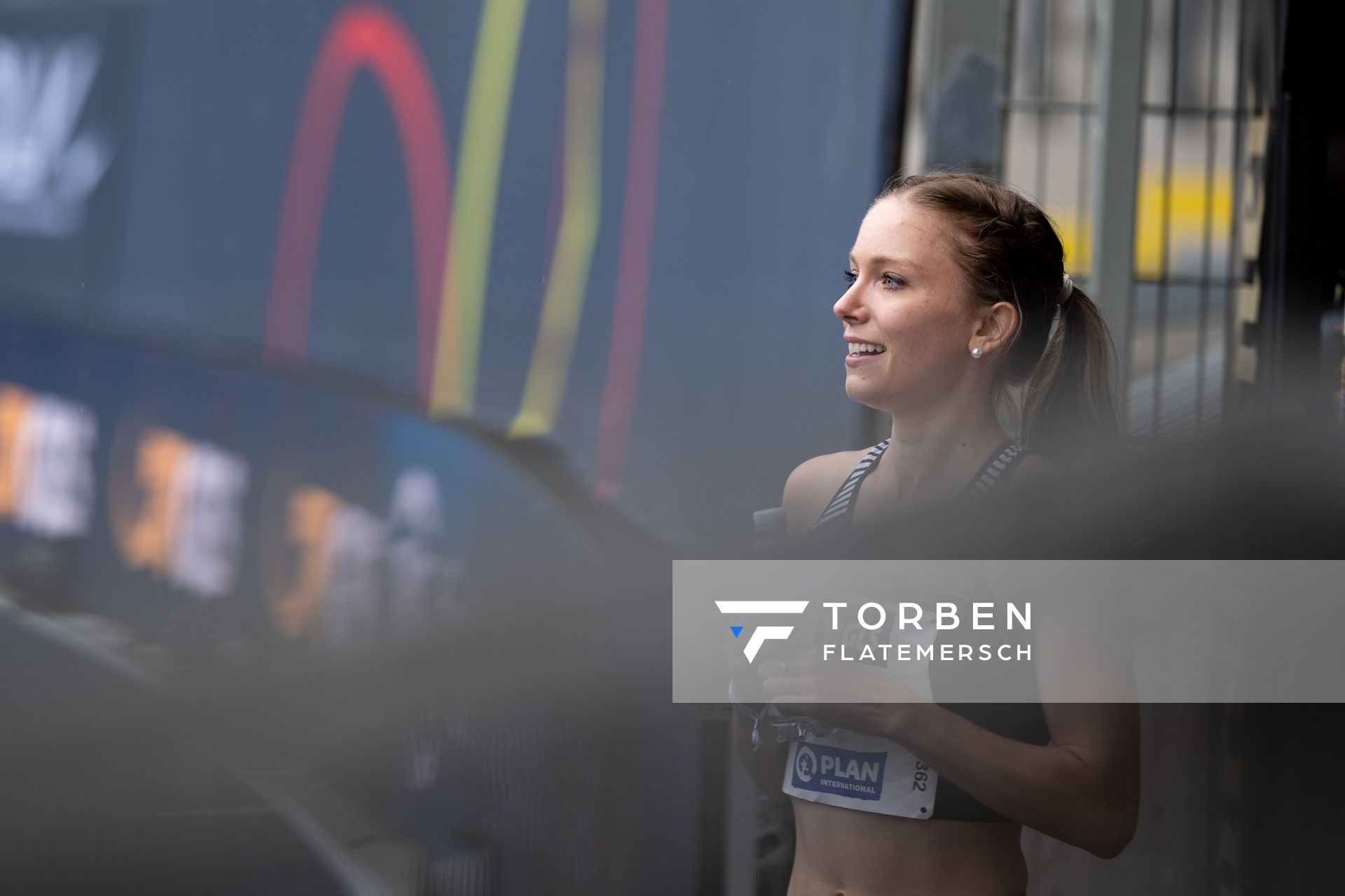 Katharina Trost (LG Stadtwerke Muenchen) feuert die 800m der Maenner an am 06.06.2021 waehrend den deutschen Leichtathletik-Meisterschaften 2021 im Eintracht-Stadion in Braunschweig