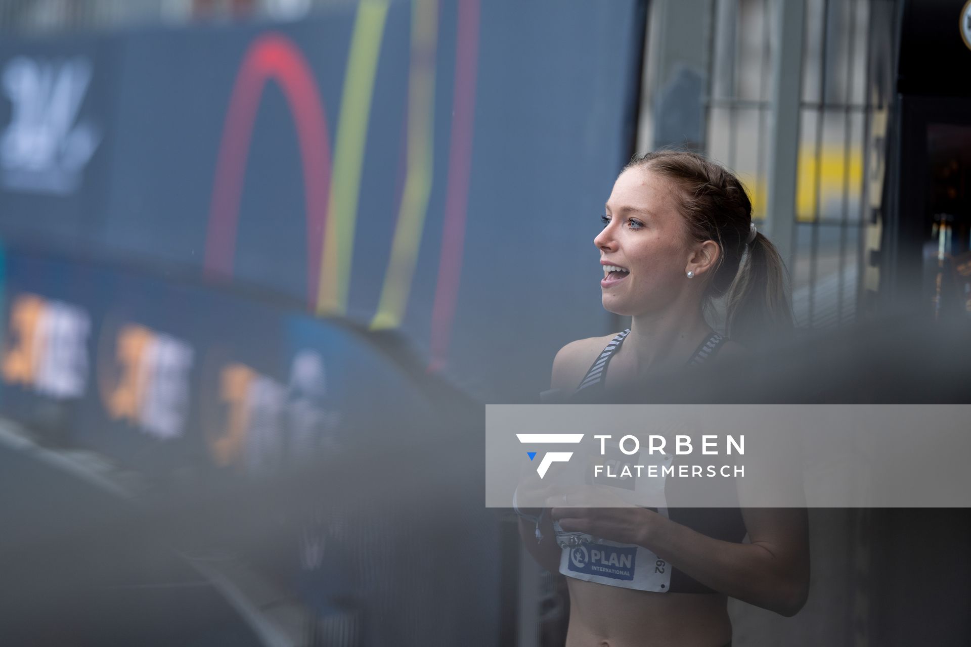 Katharina Trost (LG Stadtwerke Muenchen) feuert die 800m der Maenner an am 06.06.2021 waehrend den deutschen Leichtathletik-Meisterschaften 2021 im Eintracht-Stadion in Braunschweig