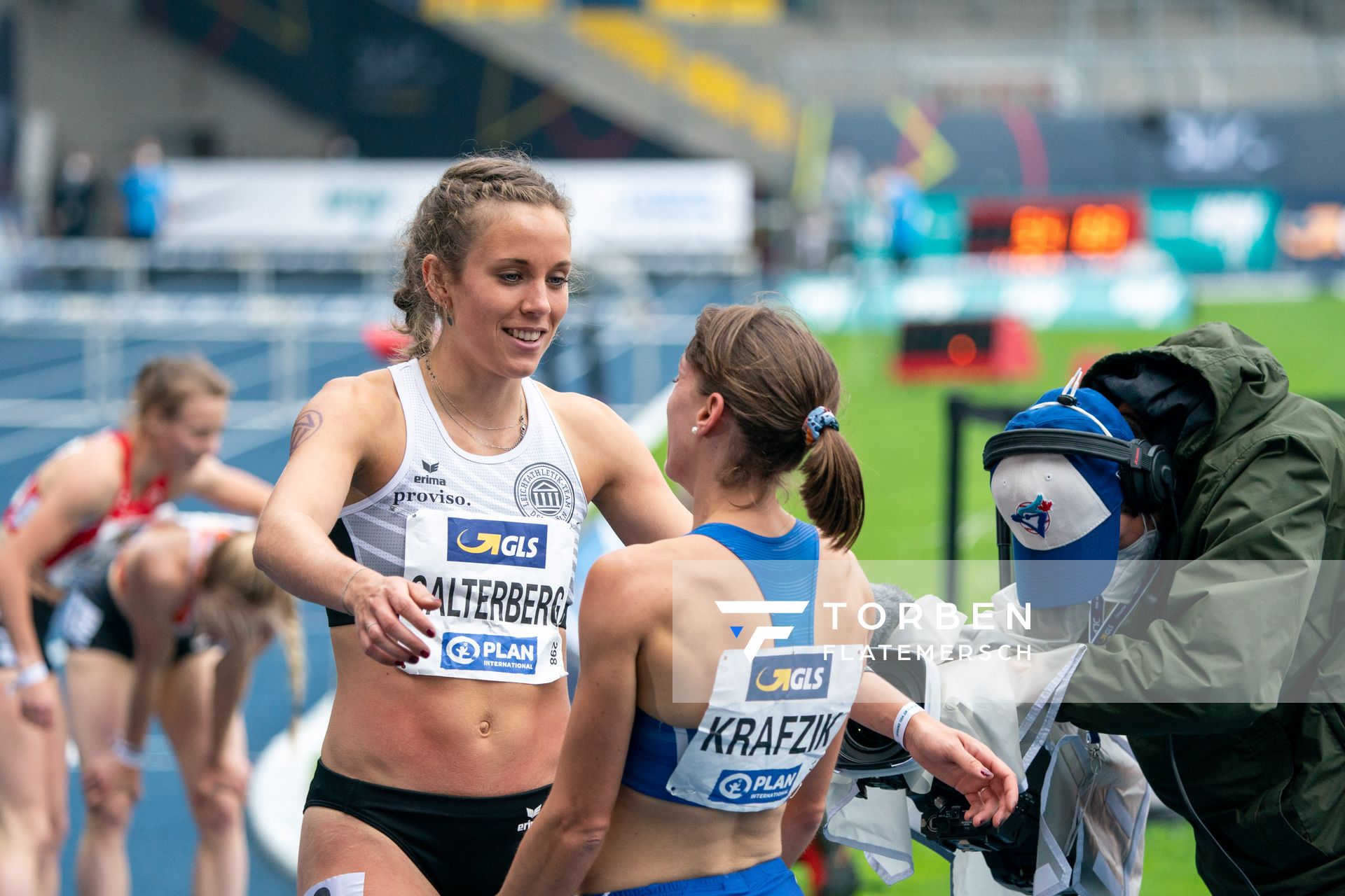 Christine Salterberg (LT DSHS Koeln) beglueckwuenscht Carolina Krafzik (VfL Sindelfingen) am 06.06.2021 waehrend den deutschen Leichtathletik-Meisterschaften 2021 im Eintracht-Stadion in Braunschweig