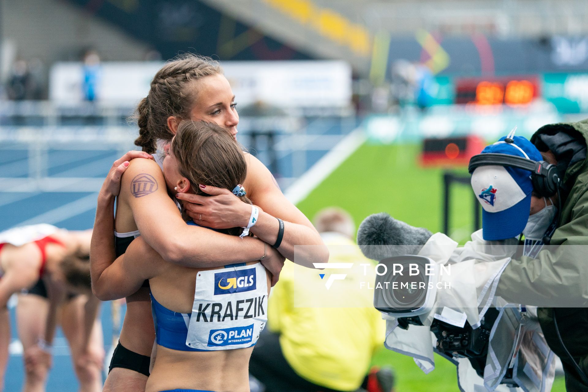 Christine Salterberg (LT DSHS Koeln) beglueckwuenscht Carolina Krafzik (VfL Sindelfingen) am 06.06.2021 waehrend den deutschen Leichtathletik-Meisterschaften 2021 im Eintracht-Stadion in Braunschweig