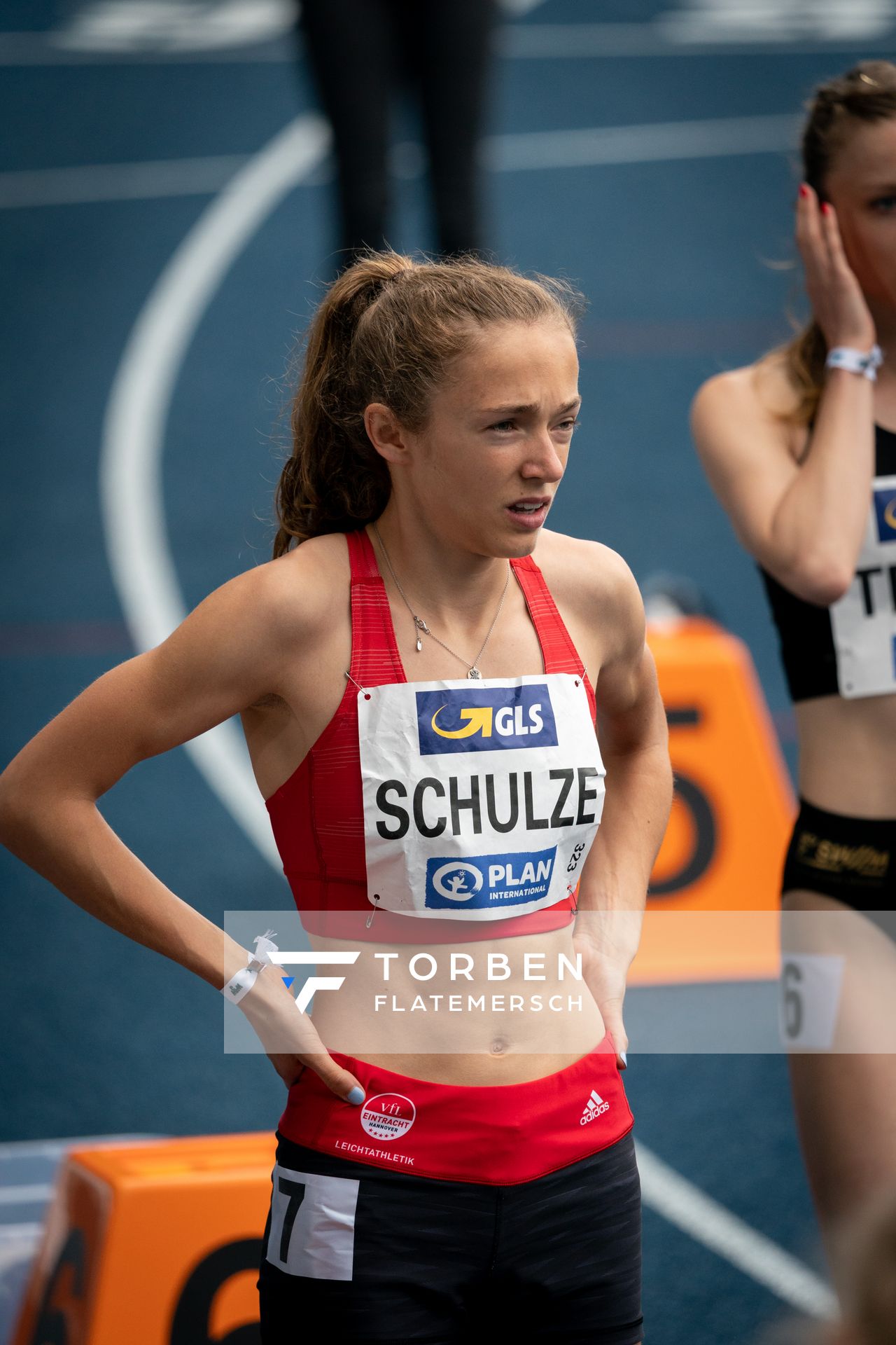 Sarah Fleur Schulze (VfL Eintracht Hannover) vor dem 800m Finale am 06.06.2021 waehrend den deutschen Leichtathletik-Meisterschaften 2021 im Eintracht-Stadion in Braunschweig