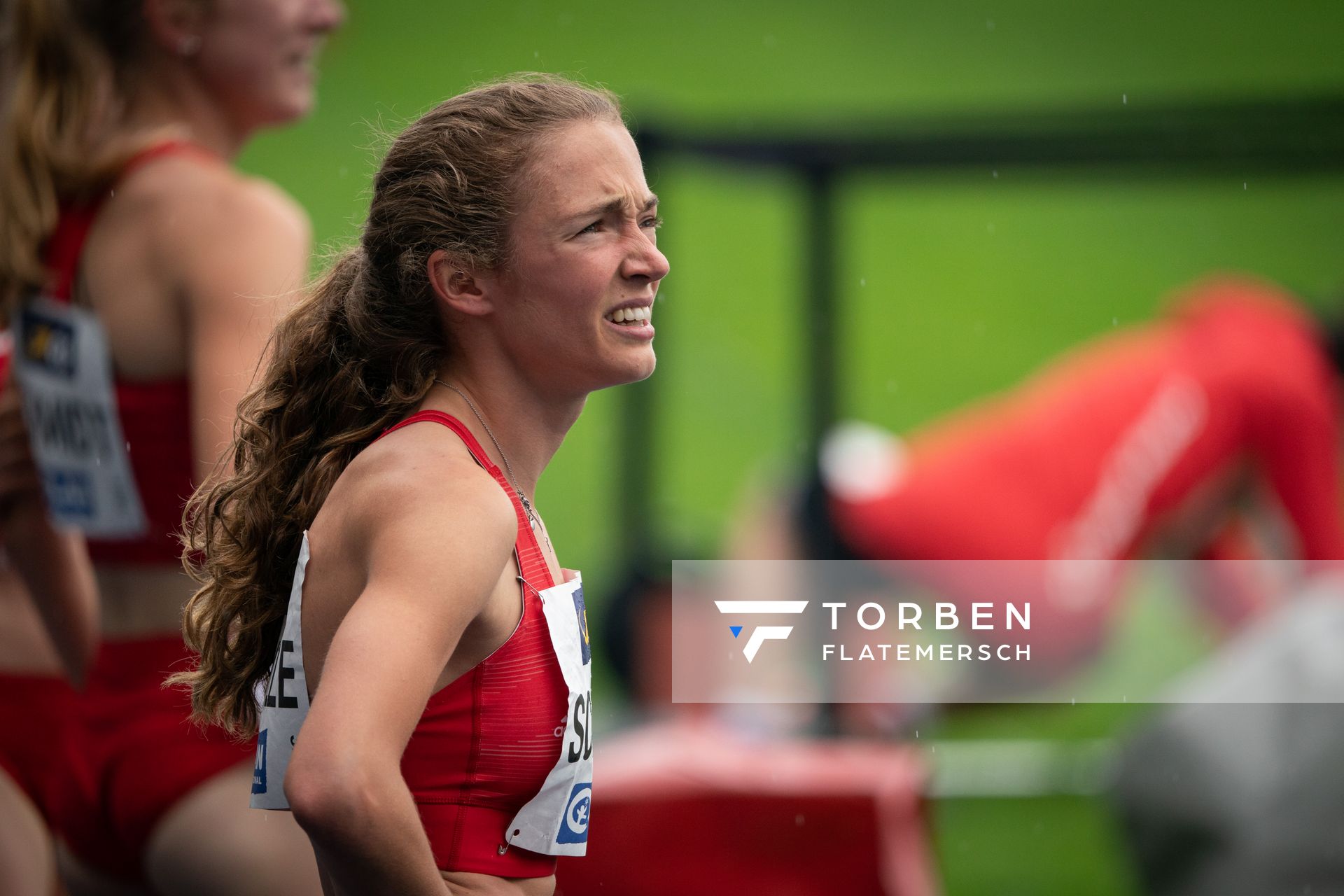 Sarah Fleur Schulze (VfL Eintracht Hannover)  nach dem 800m Lauf am 06.06.2021 waehrend den deutschen Leichtathletik-Meisterschaften 2021 im Eintracht-Stadion in Braunschweig