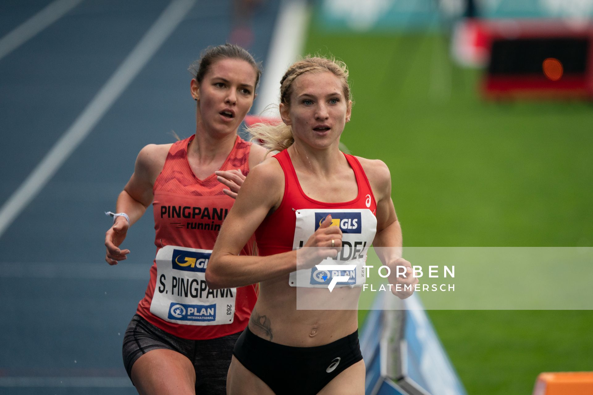 Kristina Hendel (LG Braunschweig) vor Svenja Pingpank (Hannover Athletics) am 06.06.2021 waehrend den deutschen Leichtathletik-Meisterschaften 2021 im Eintracht-Stadion in Braunschweig