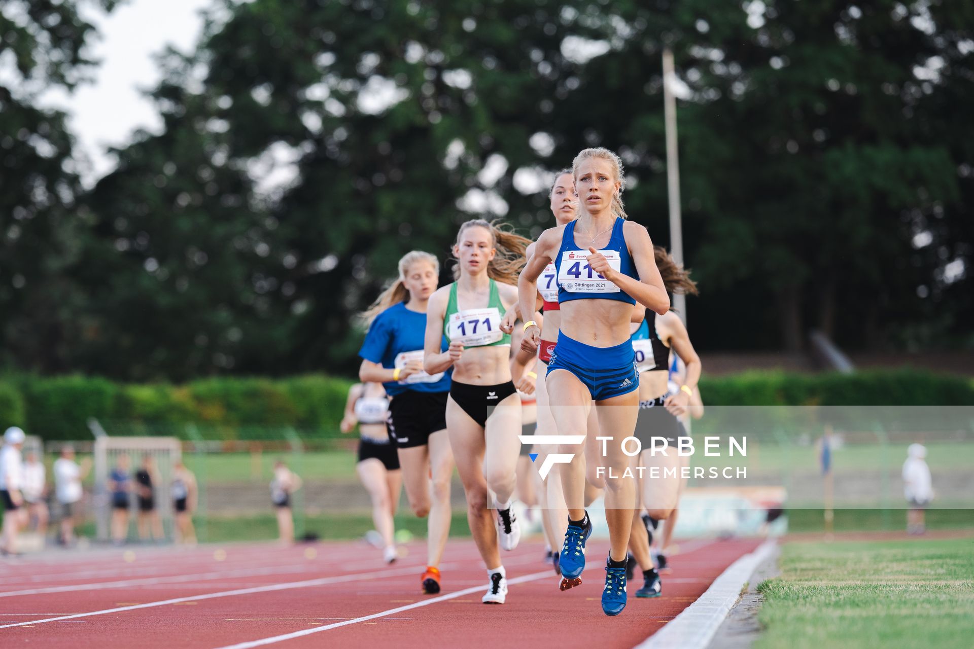 Veronique Quednau (LG Unterluess/Fassberg/Oldendorf) setzt sich an die Spitze beim 800m Lauf am 18.06.2021 waehrend den NLV + BLV Landesmeisterschaften im Jahnstadion in Göttingen