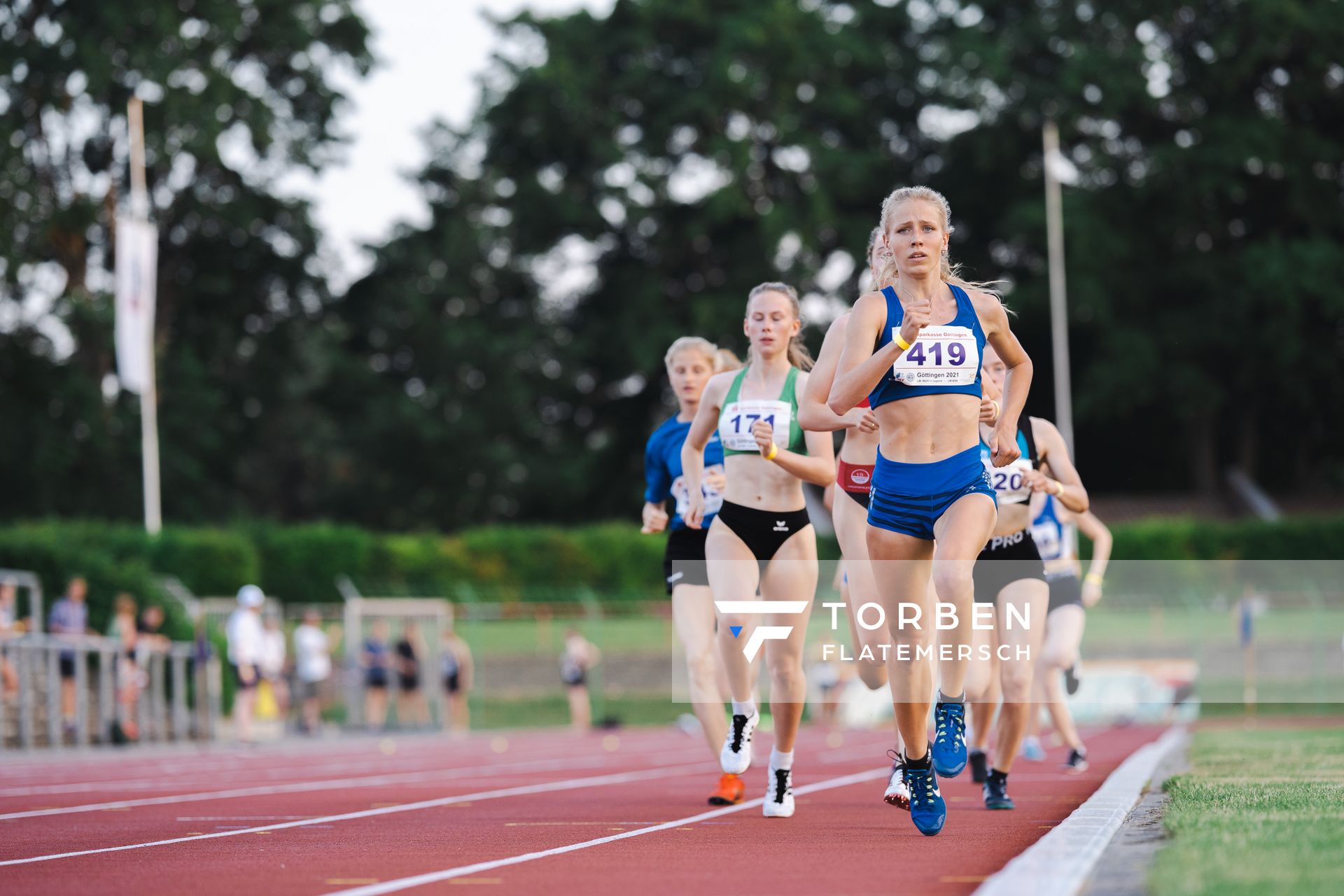 Veronique Quednau (LG Unterluess/Fassberg/Oldendorf) setzt sich an die Spitze beim 800m Lauf am 18.06.2021 waehrend den NLV + BLV Landesmeisterschaften im Jahnstadion in Göttingen