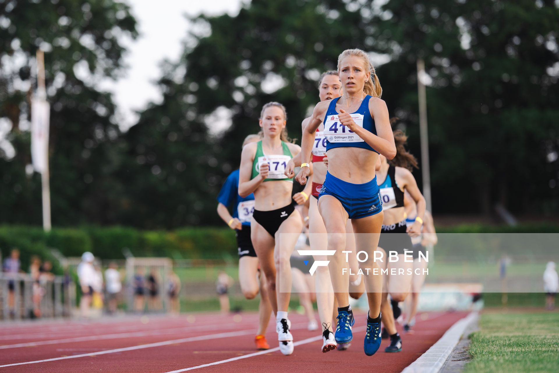 Veronique Quednau (LG Unterluess/Fassberg/Oldendorf) setzt sich an die Spitze beim 800m Lauf am 18.06.2021 waehrend den NLV + BLV Landesmeisterschaften im Jahnstadion in Göttingen