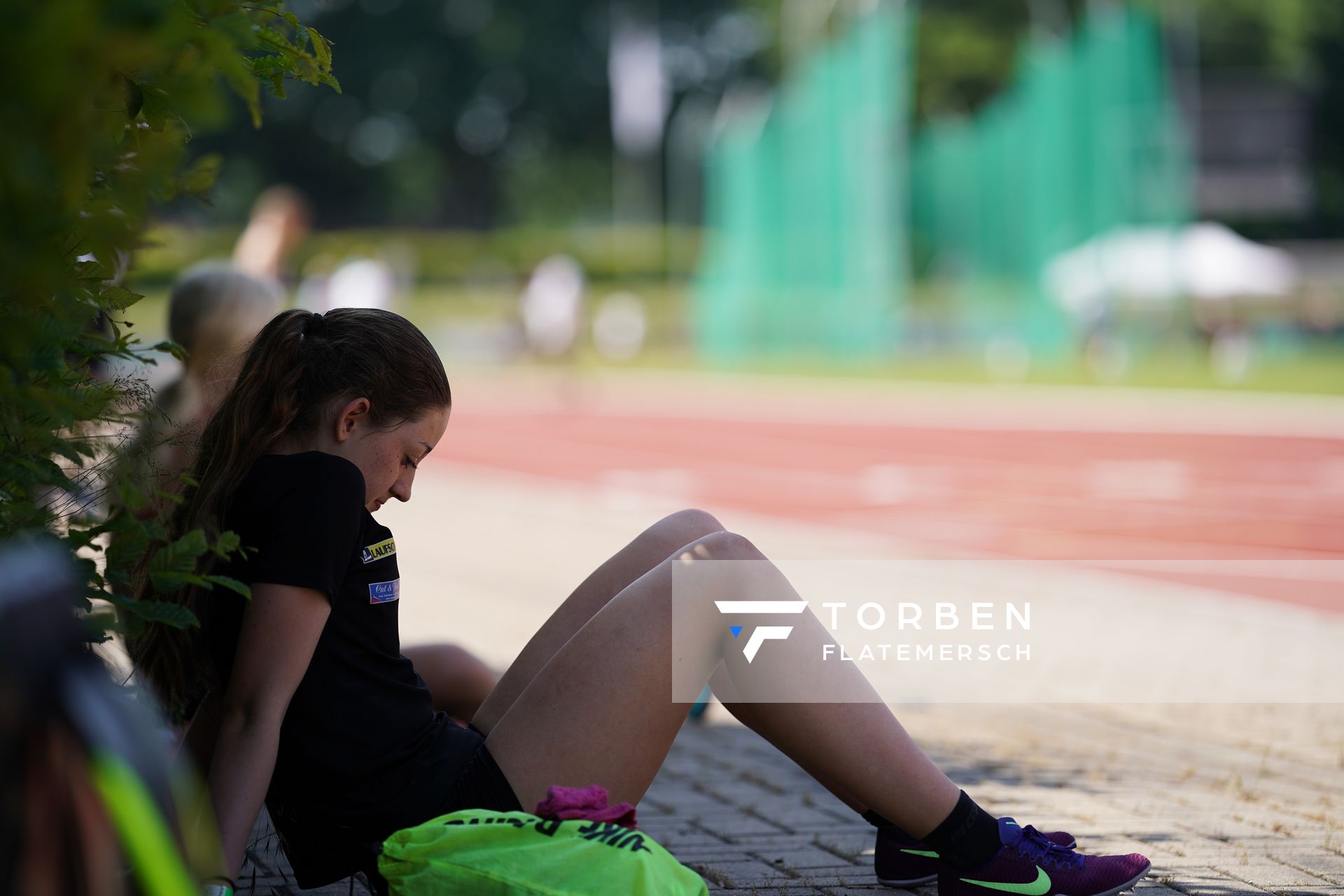 Impressionen: Die Lauefer suchen Schutz im Schatten am 19.06.2021 waehrend den NLV + BLV Landesmeisterschaften im Jahnstadion in Göttingen