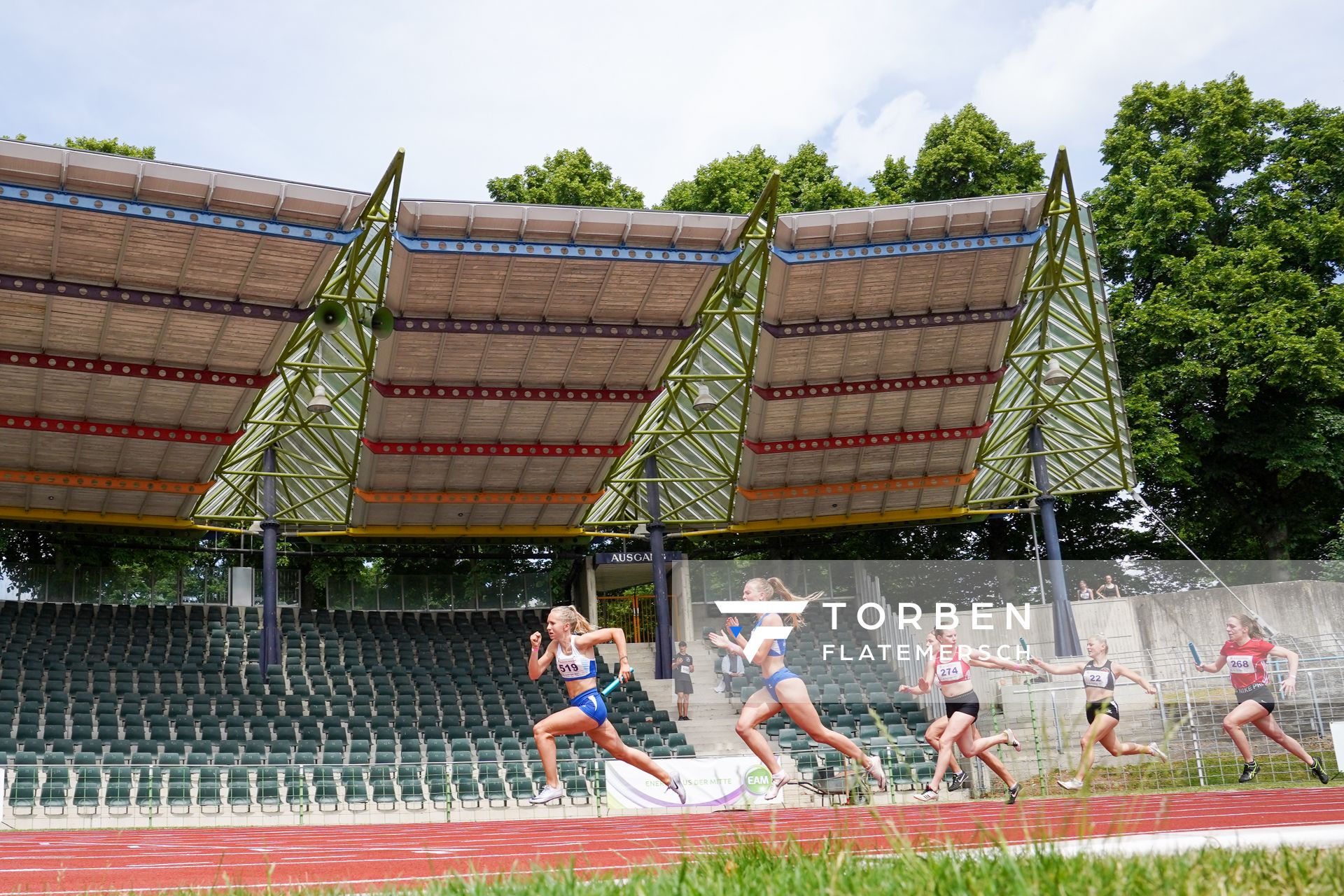 Staffelwechsel mit Sophie Weymann (OTB Osnabrueck), Marlene Stoehr (OTB Osnabrueck), Filomena Loeffel (LG Braunschweig), Bente Hoffmann (BR/SG Marssel), Diana Hauck (LG Braunschweig) am 20.06.2021 waehrend den NLV + BLV Landesmeisterschaften im Jahnstadion in Göttingen