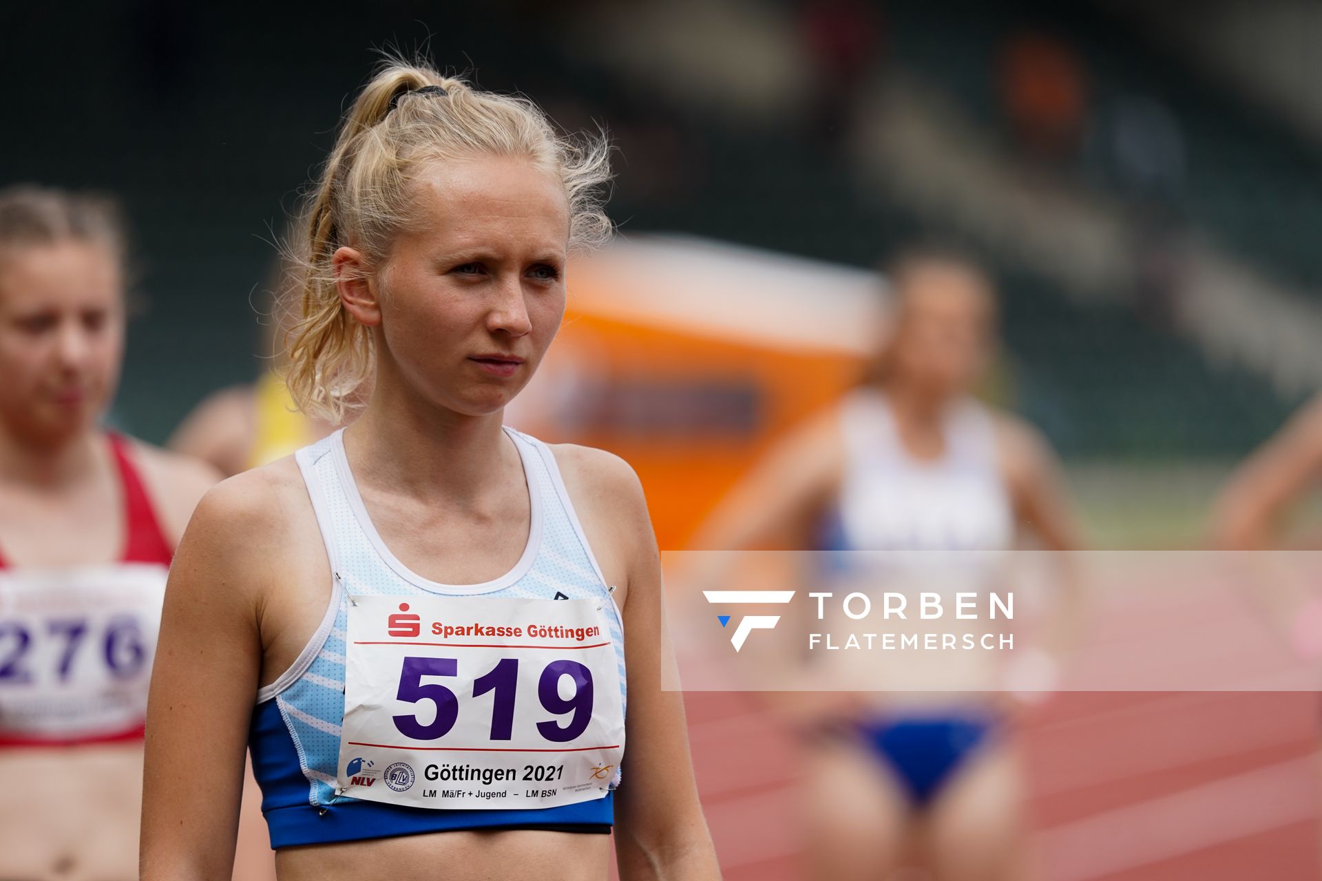 Sophie Weymann (OTB Osnabrueck) vor dem 800m Start am 20.06.2021 waehrend den NLV + BLV Landesmeisterschaften im Jahnstadion in Göttingen