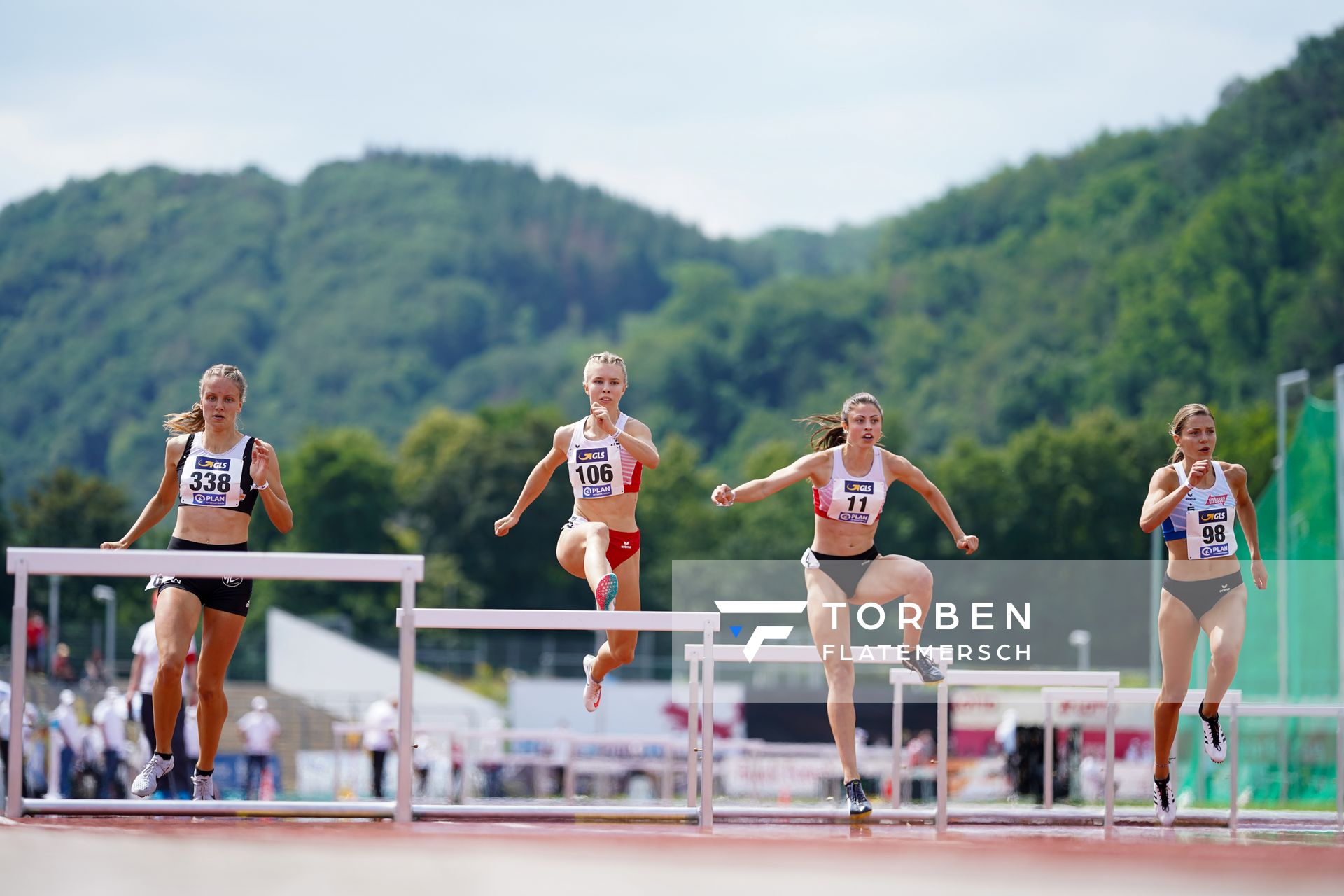 Laura Wilhelm (VfL Waiblingen), Viviane Heilmann (Sportclub Magdeburg), Miriam Backer (TSV Zirndorf), Lisa Sophie Hartmann (VfL Sindelfingen) ueber 400m Huerden im Vorlauf am 26.06.2021 waehrend den deutschen U23 Leichtathletik-Meisterschaften 2021 im Stadion Oberwerth in Koblenz