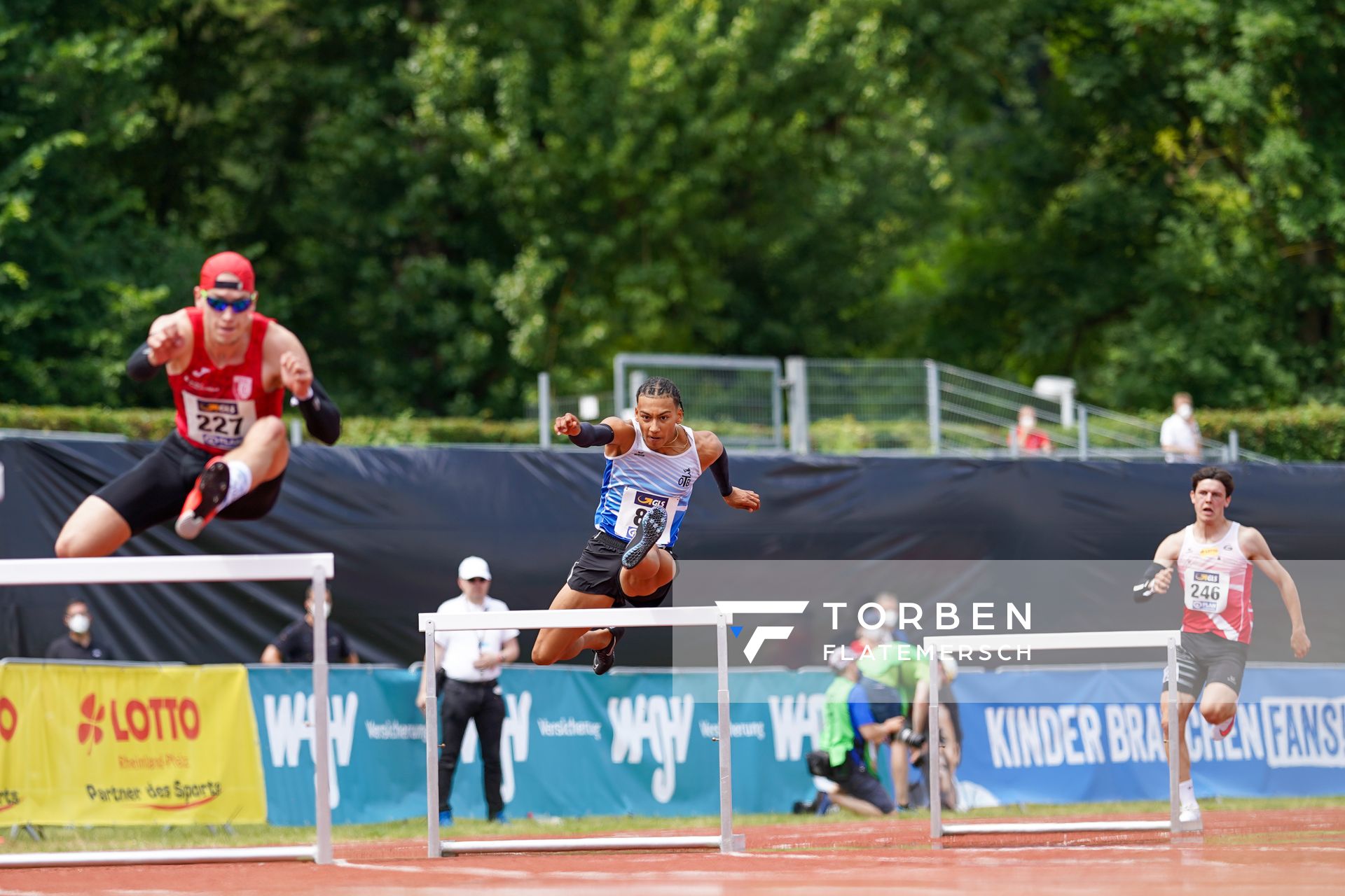 Lukas Peter (LC Jena), Jordan Gordon (OTB Osnabrueck)  und Lennart Roos (LG Rhein-Wied) am 26.06.2021 waehrend den deutschen U23 Leichtathletik-Meisterschaften 2021 im Stadion Oberwerth in Koblenz